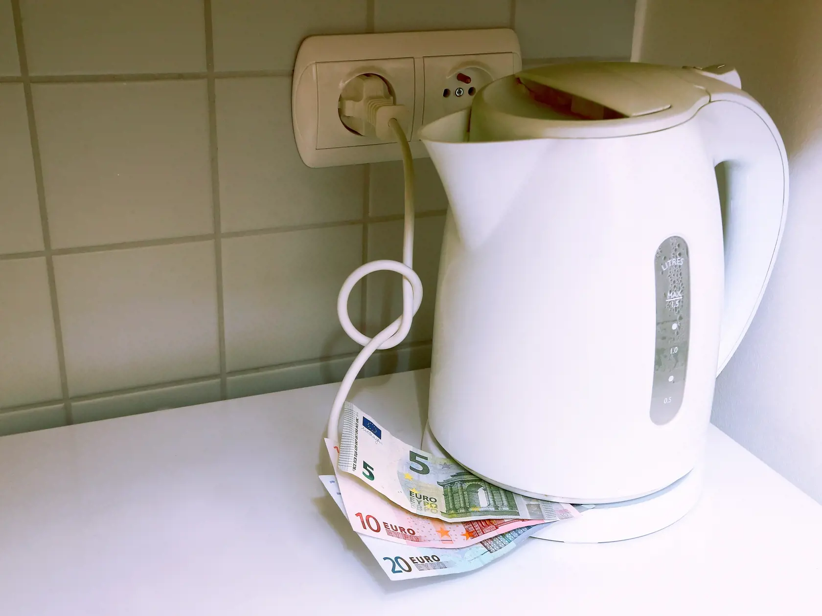 Ilustarčka: Šetrenie elektrickou energiou v domácnosti. Rýchlovarná konvica.