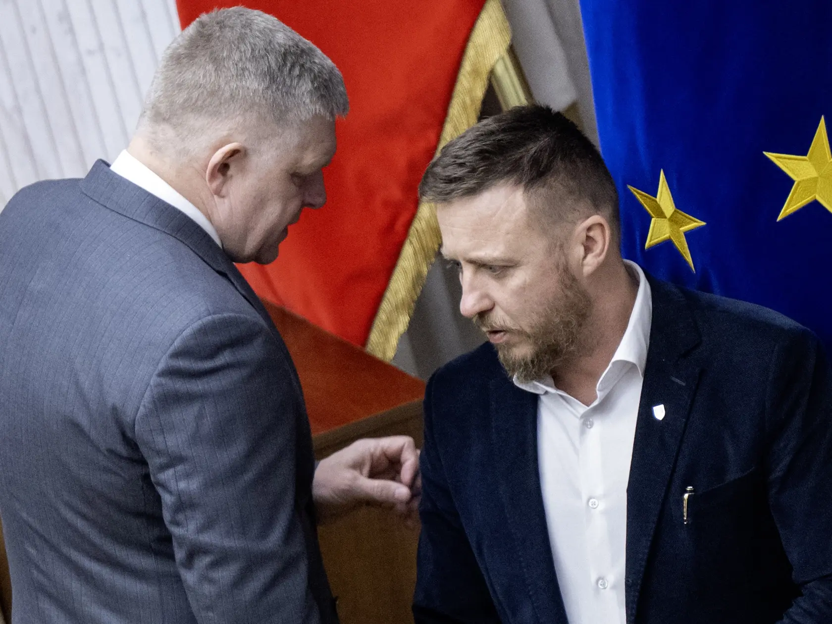 Na snímke zľava premiér SR Robert Fico (Smer-SD) a poslanec NR SR a splnomocnenec vlády pre prešetrenie pandémie Covid-19 Peter Kotlár (SNS) počas 33. schôdze NR SR 26. marca 2025 v Bratislave. Poslanci NR SR pristúpili v stredu podvečer k voľbe predsedu parlamentu a k voľbe predsedu Výboru NR SR pre pôdohospodárstvo a životné prostredie. Volia ich v tajnom hlasovaní. Na post šéfa NR SR kandiduje podpredseda Hlasu-SD Richard Raši, na jeho zvolenie je potrebných aspoň 76 hlasov. FOTO TASR - Martin Baumann