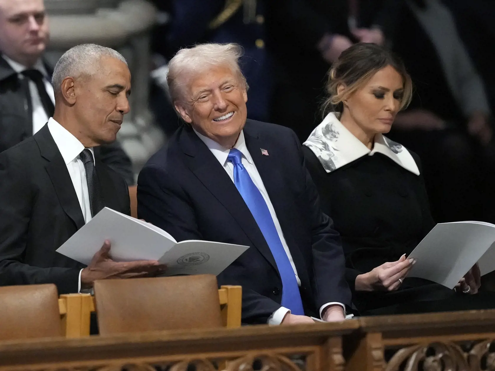 KK26 Washington - Bývalý americký prezident Barack Obama, novozvolený americký prezident Donald Trump, jeho manželka Melania Trumpová pred štátnym pohrebom bývalého amerického prezidenta Jimmyho Cartera v Národnej katedrále vo Washingtone vo štvrtok 9. januára 2025. Demokrat Carter zomrel 29. decembra vo veku 100 rokov. FOTO TASR/AP
Former President Barack Obama talks with President-elect Donald Trump, next to Melania Trump, as they arrive to attend the state funeral for former President Jimmy Carter at Washington National Cathedral in Washington, Thursday, Jan. 9, 2025. (AP Photo/Ben Curtis)