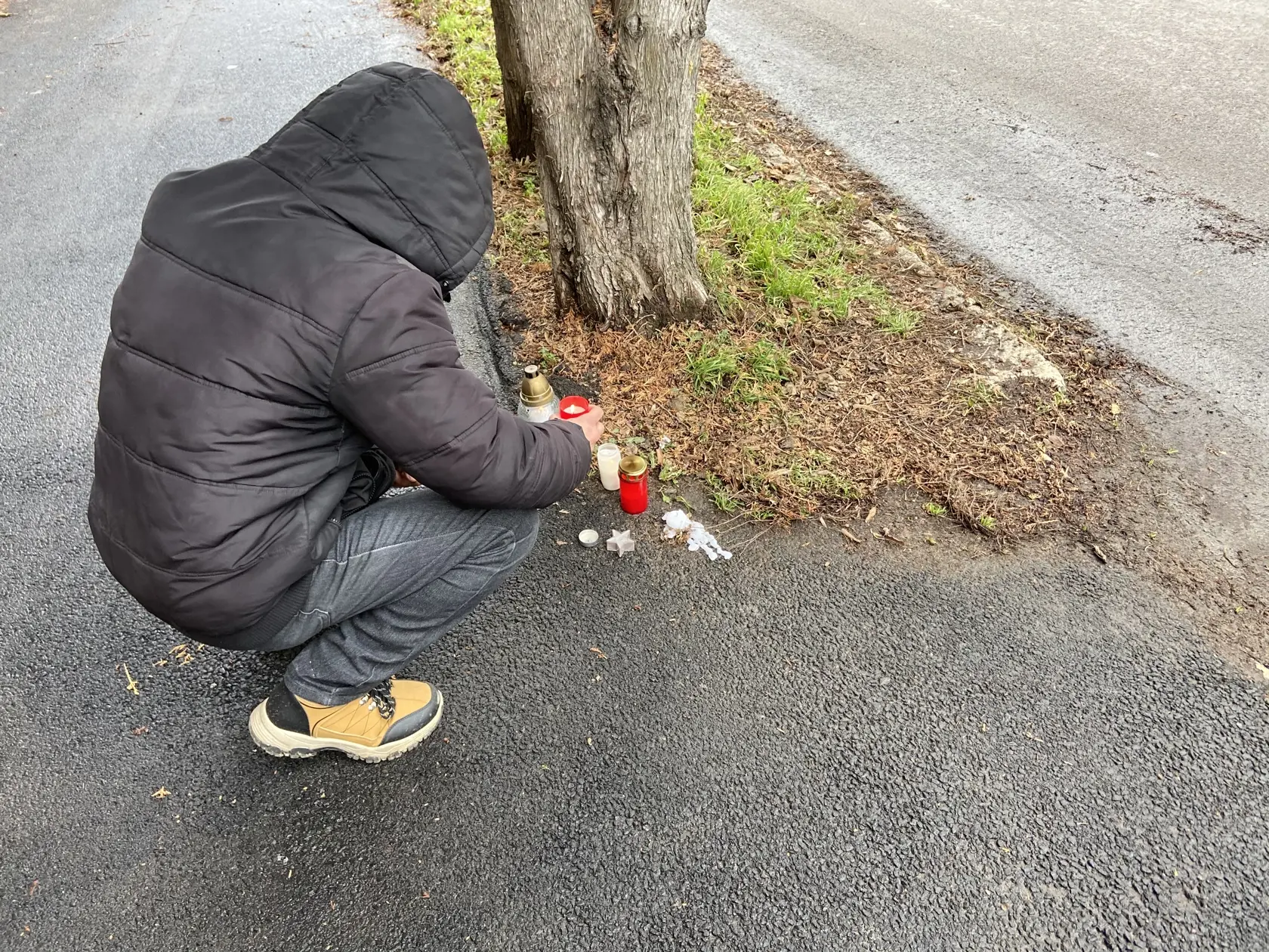 Michalovčania zapaľovali sviečky na mieste tragédie.