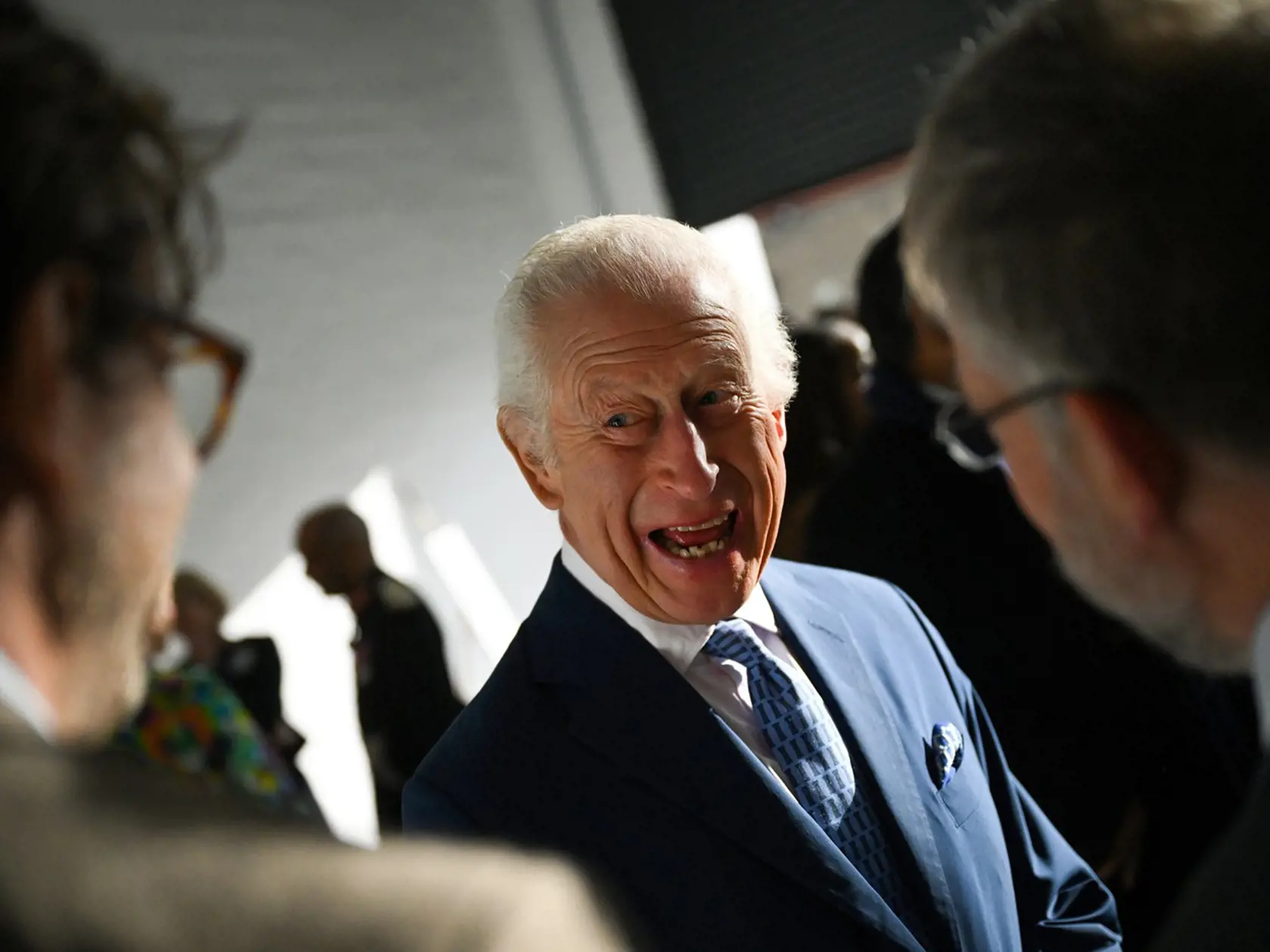 Kráľ Karol po vlámaní do Windosru rýchlo navrhol veľké zmeny v ich životoch a poprosil Williama a Kate, aby sa presťahovali k nemu do Clarence House.