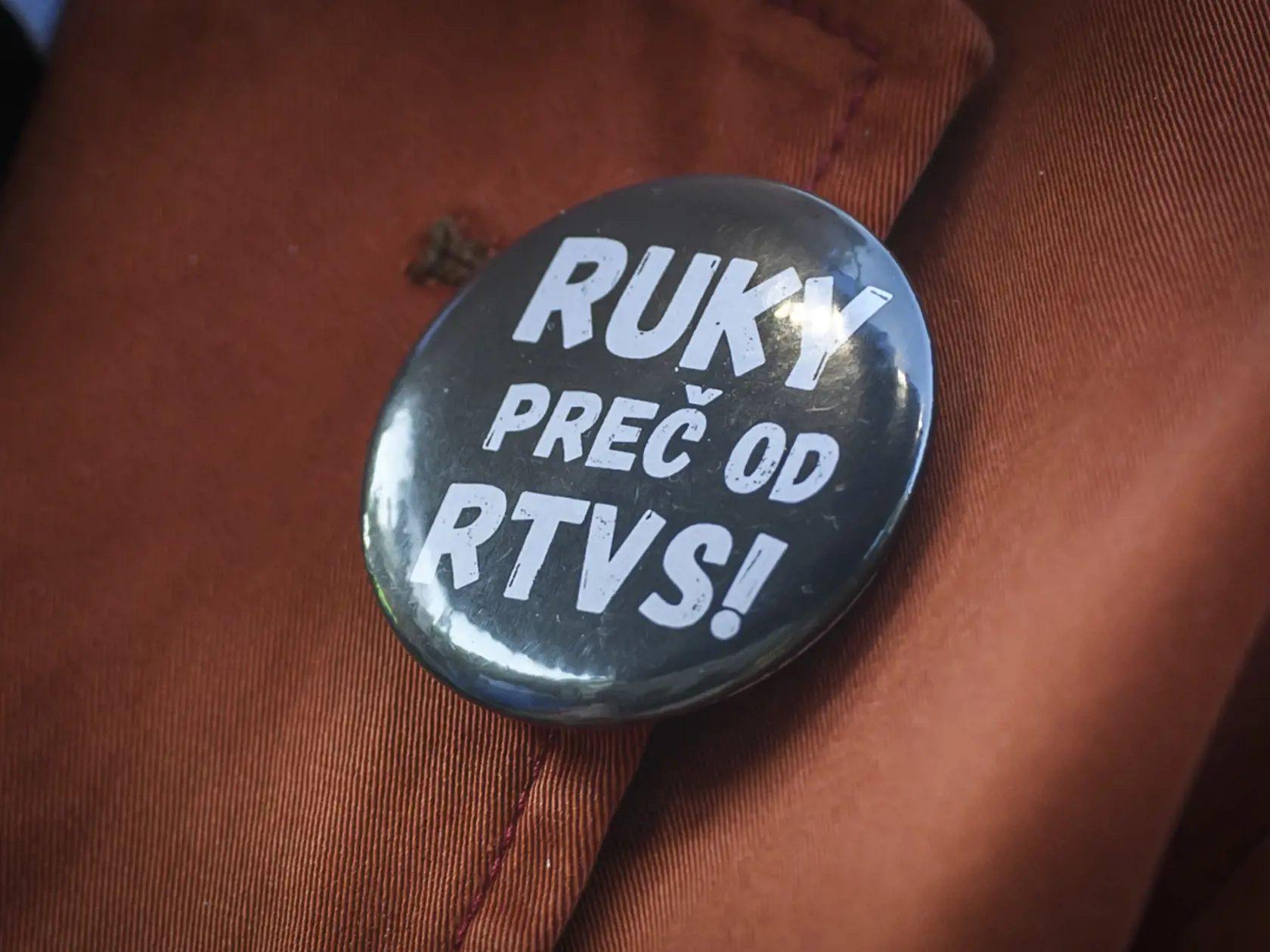 Na snímke odznak Ruky preč od RTVS počas protivládneho protestu hnutia Progresívne Slovensko (PS) na Námestí slobody v Bratislave 2. mája 2024. FOTO TASR - Jaroslav Novák