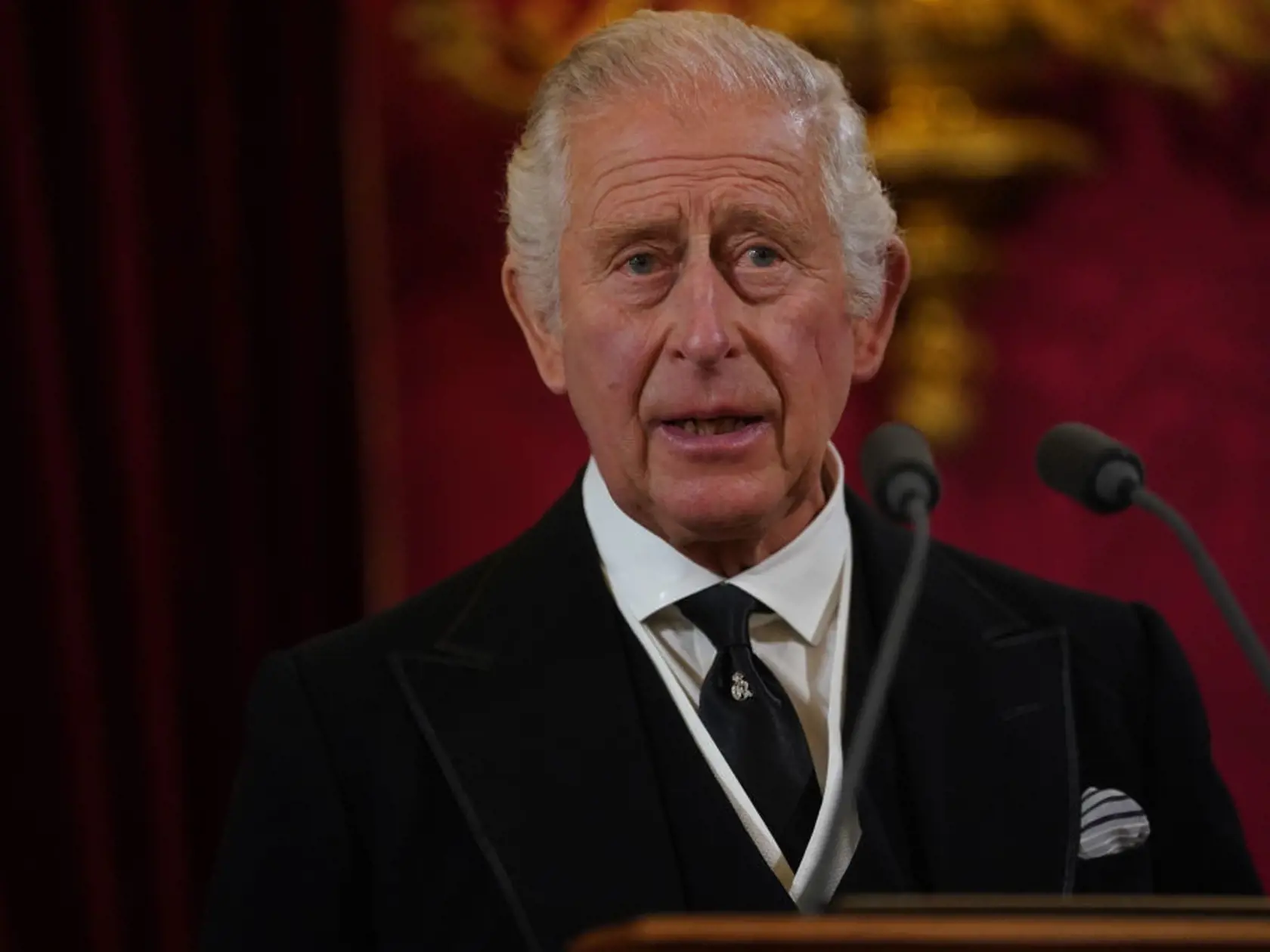 Kráľ Charles III., ktorého v sobotu rada pre nástupníctvo trónu v Londýne vyhlásila za nového britského kráľa, v Paláci svätého Jakuba v Londýne následne zložil a podpísal slávnostnú prísahu.  "Je mojou smutnou povinnosťou oznámiť vám smrť mojej milovanej matky, kráľovnej (Alžbety II.)," povedal Charles III. Dodal, že vie, ako hlboko s ním súcití celý národ a dokonca celý svet v dôsledku "nenapraviteľnej straty, akú sme my všetci utrpeli".
