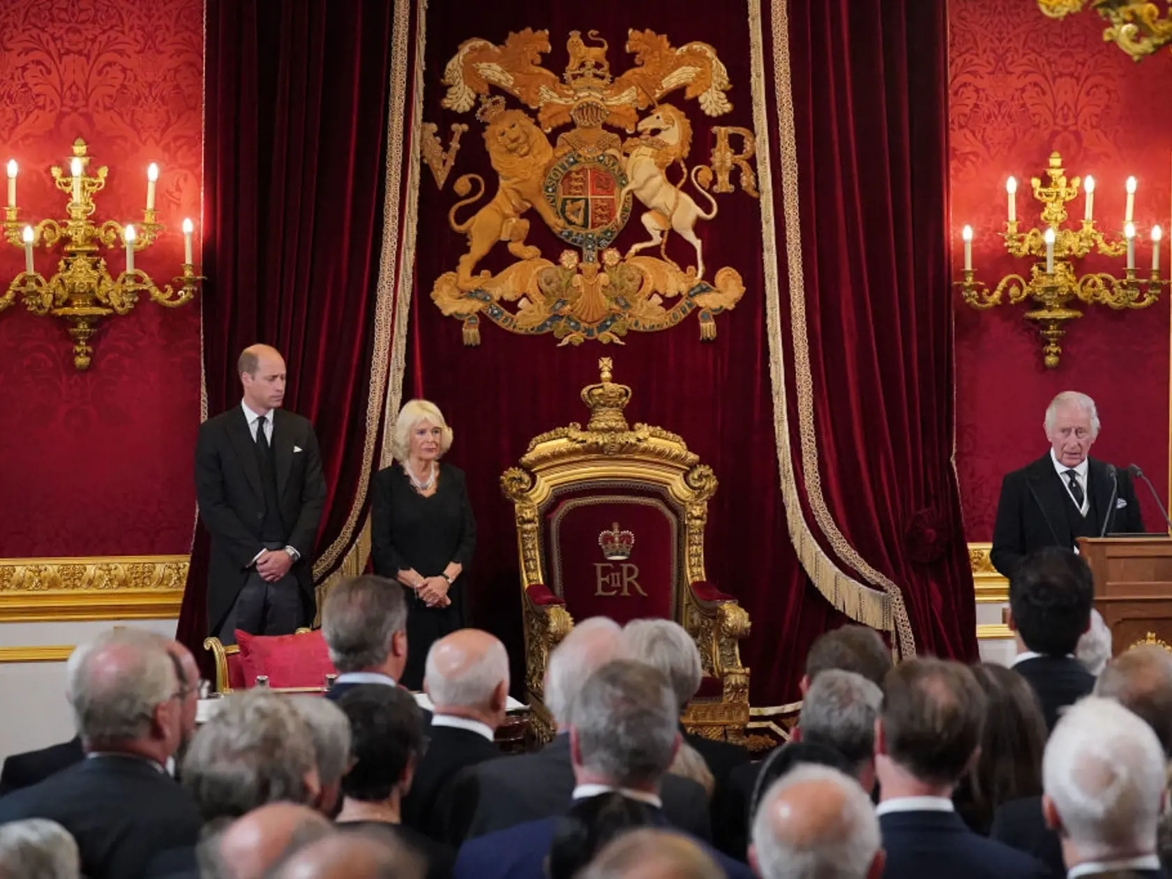 Kráľ Charles III., ktorého v sobotu rada pre nástupníctvo trónu v Londýne vyhlásila za nového britského kráľa, v Paláci svätého Jakuba v Londýne následne zložil a podpísal slávnostnú prísahu.  "Je mojou smutnou povinnosťou oznámiť vám smrť mojej milovanej matky, kráľovnej (Alžbety II.)," povedal Charles III. Dodal, že vie, ako hlboko s ním súcití celý národ a dokonca celý svet v dôsledku "nenapraviteľnej straty, akú sme my všetci utrpeli".