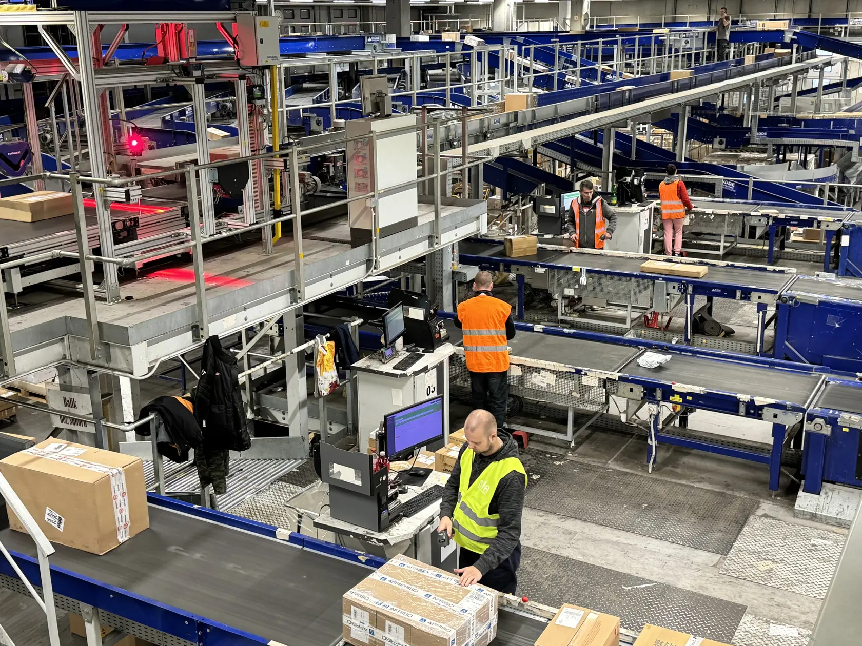Linka pri Bratislave dokáže spracovať až 10-tisíc balíkov za hodinu. Počas Black Friday a pred Vianocami tu dokážu každý deň pretriediť a nasmerovať k adresátom viac ako 200-tisíc zásielok.