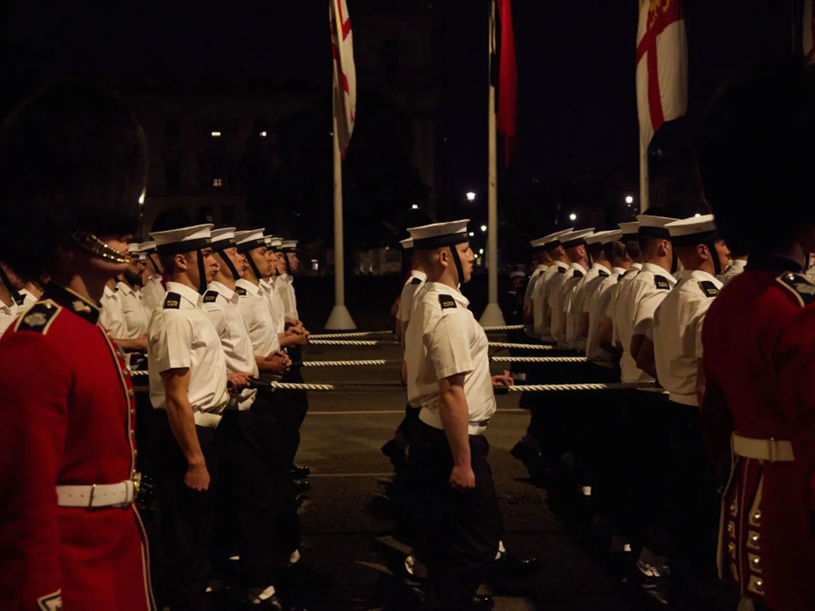 Smrť kráľovnej Alžbety II.: Smútočný pochod kráľovskej rodiny za jej rakvou, čestná stráž nácvik pondelkového pohrebu a dianie v Londýne po smrti panovníčky, ktorá sedela na britskom tróne uplynulých 70 rokov.