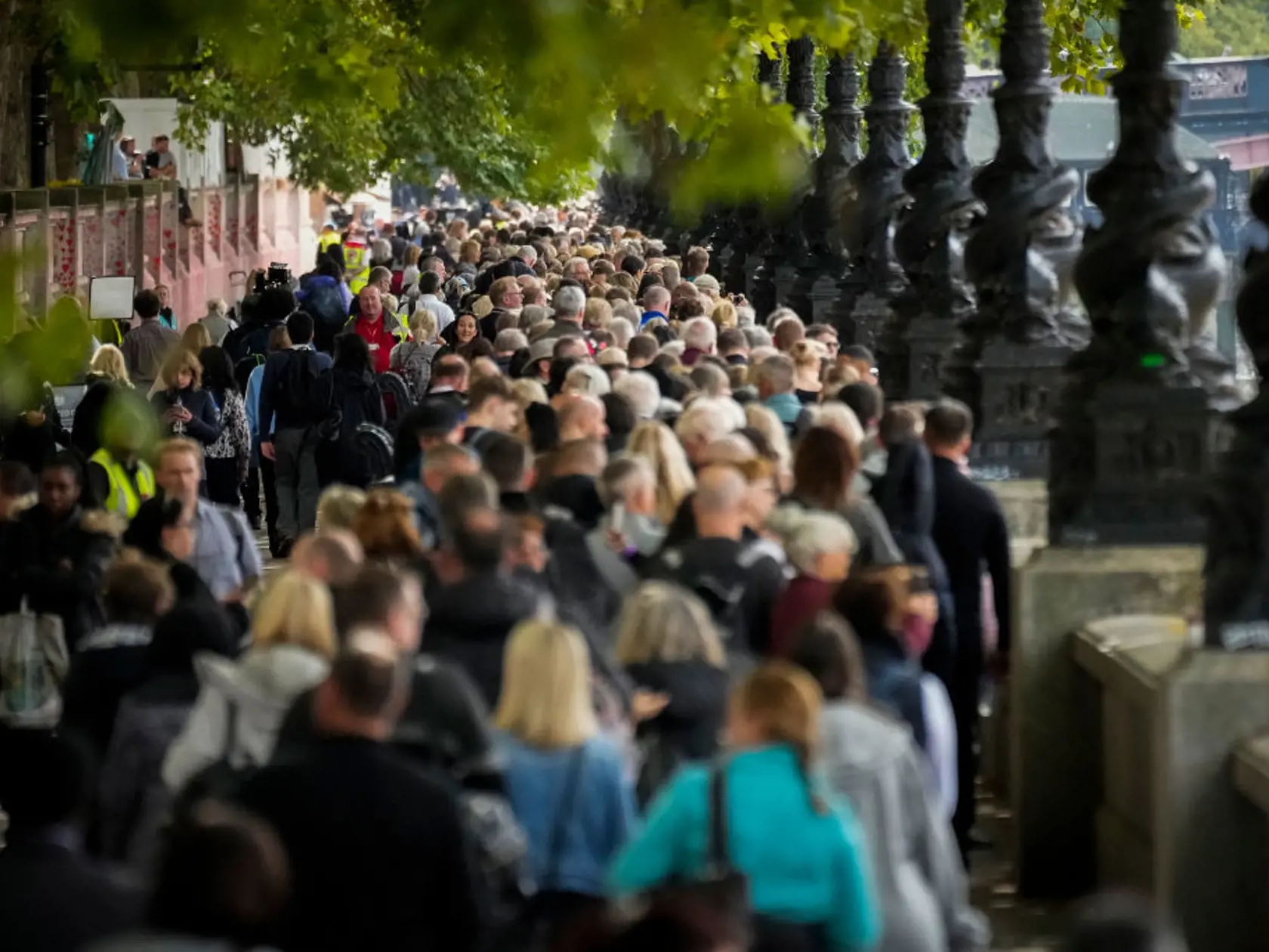 Smrť kráľovnej Alžbety II.: Smútočný pochod kráľovskej rodiny za jej rakvou, čestná stráž nácvik pondelkového pohrebu a dianie v Londýne po smrti panovníčky, ktorá sedela na britskom tróne uplynulých 70 rokov.