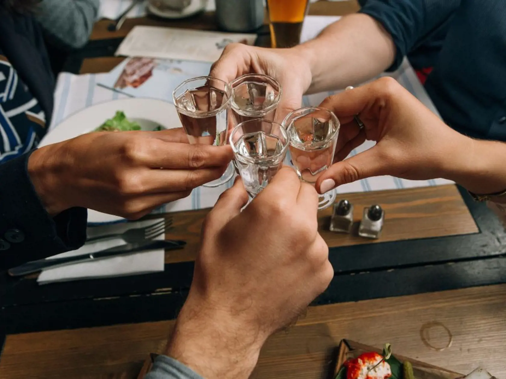 Čo sa týka pitia alkoholu, najmä ten prispieva k vzniku viac ako 200 chorôb. Typickým príkladom sú napríklad úmrtia na cirhózu pečene, ktorá je vo väčšine prípadov spôsobená práve alkoholom.