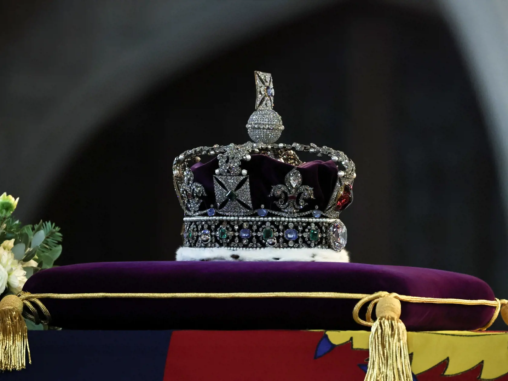 Truhlu s Alžbetou zakrývala kráľovská štandarda. Na fialovom vankúši bola postavená imperiálna koruna, ktorú mala Alžbeta II. pri korunovácii v roku 1953.