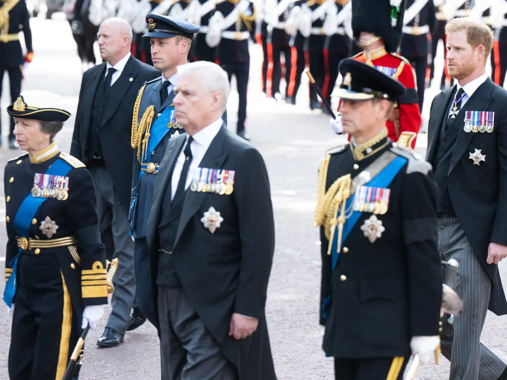 Zatiaľ čo princezná Anna, princ William a ďalší boli slávnostne oblečení v uniformách, princovia Harry a Andrew si museli vystačiť len s metálmi na hrudi.