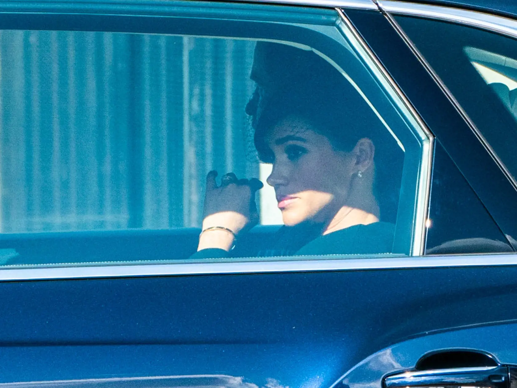 Meghan a ostatné ženy sa viezli v aute. Za rakvou pochodovali len muži. Výnimku predstavovala len princenzná Anna.