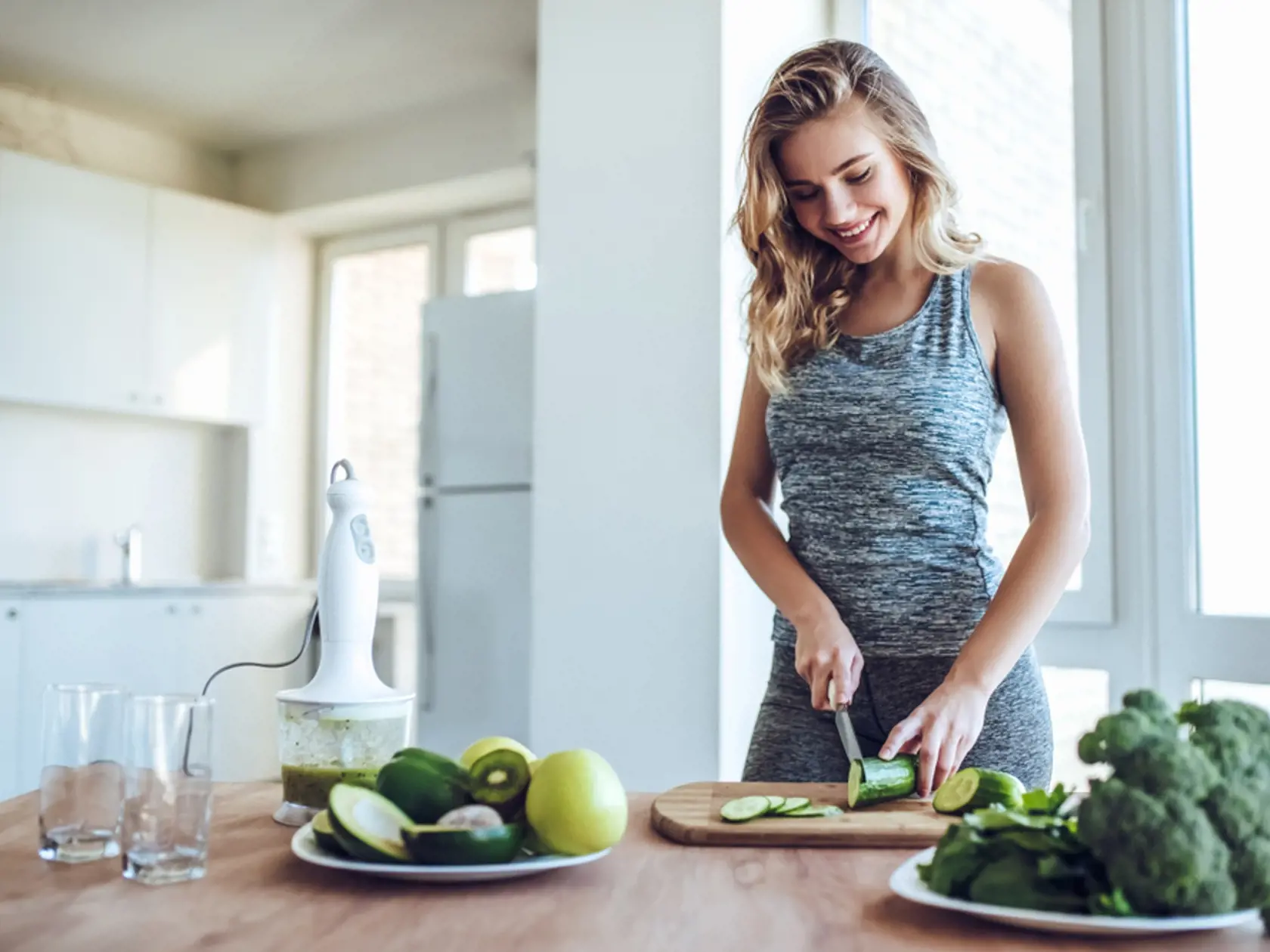 Sporty,Young,Woman,Is,Preparing,Healthy,Food,On,Light,Kitchen.