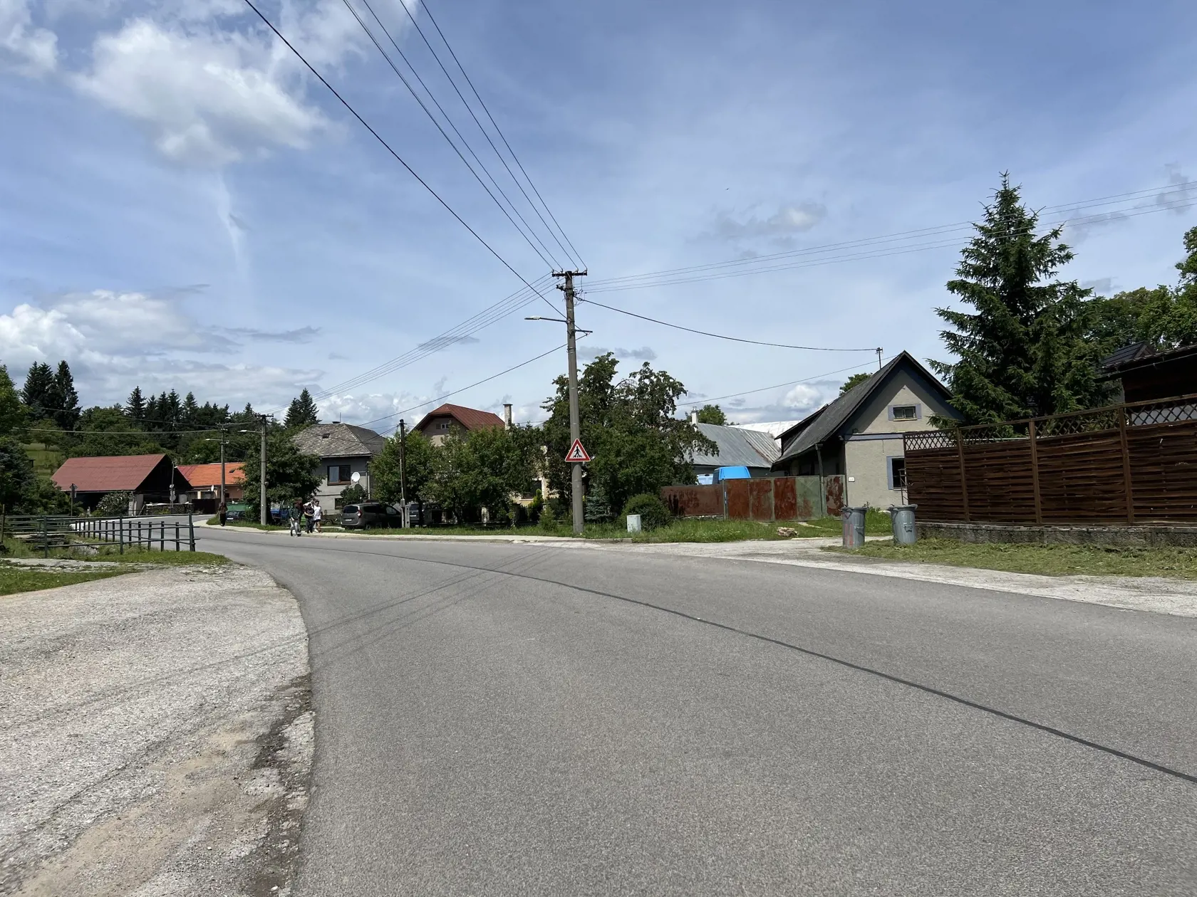 Dedinka Poniky s 1550 obyvateľmi sa pýši nádhernou prírodou a miestni sú s ňou doslova spätí. Nájdeme tu spracovateľov dreva, poľovníkov, ale aj tých, ktorí radi chodia do prírody alebo na turistiku, či cykloturistiku. A to aj z blízkej Banskej Bystrice, či zo Zvolena.