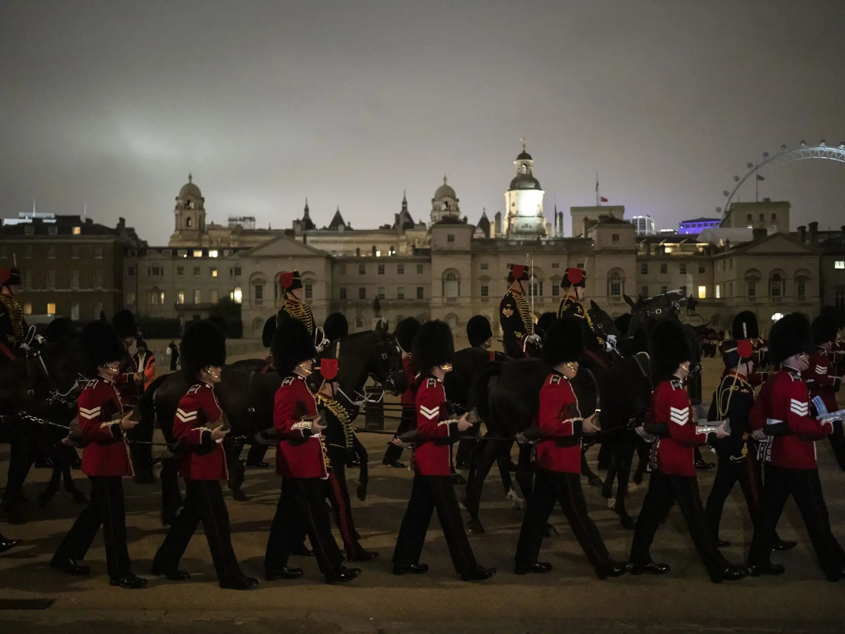 KK5 Londýn - Čestná stráž pochoduje počas nácviku sprievodu z Buckinghamského paláca do Westminster Hall v Londýne 13. septembra 2022. Kráľovná Alžbeta II. zomrela vo štvrtok 8. septembra popoludní vo svojom škótskom sídle Balmoral. Bola najdlhšie vládnucim monarchom v dejinách Británie – na tróne bola 70 rokov. FOTO TASR/AP
Guards march during a rehearsal for Queen Elizabeth II procession from Buckingham Palace to Westminster Hall in London, Tuesday, Sept. 13, 2022. Queen Elizabeth II, Britain'