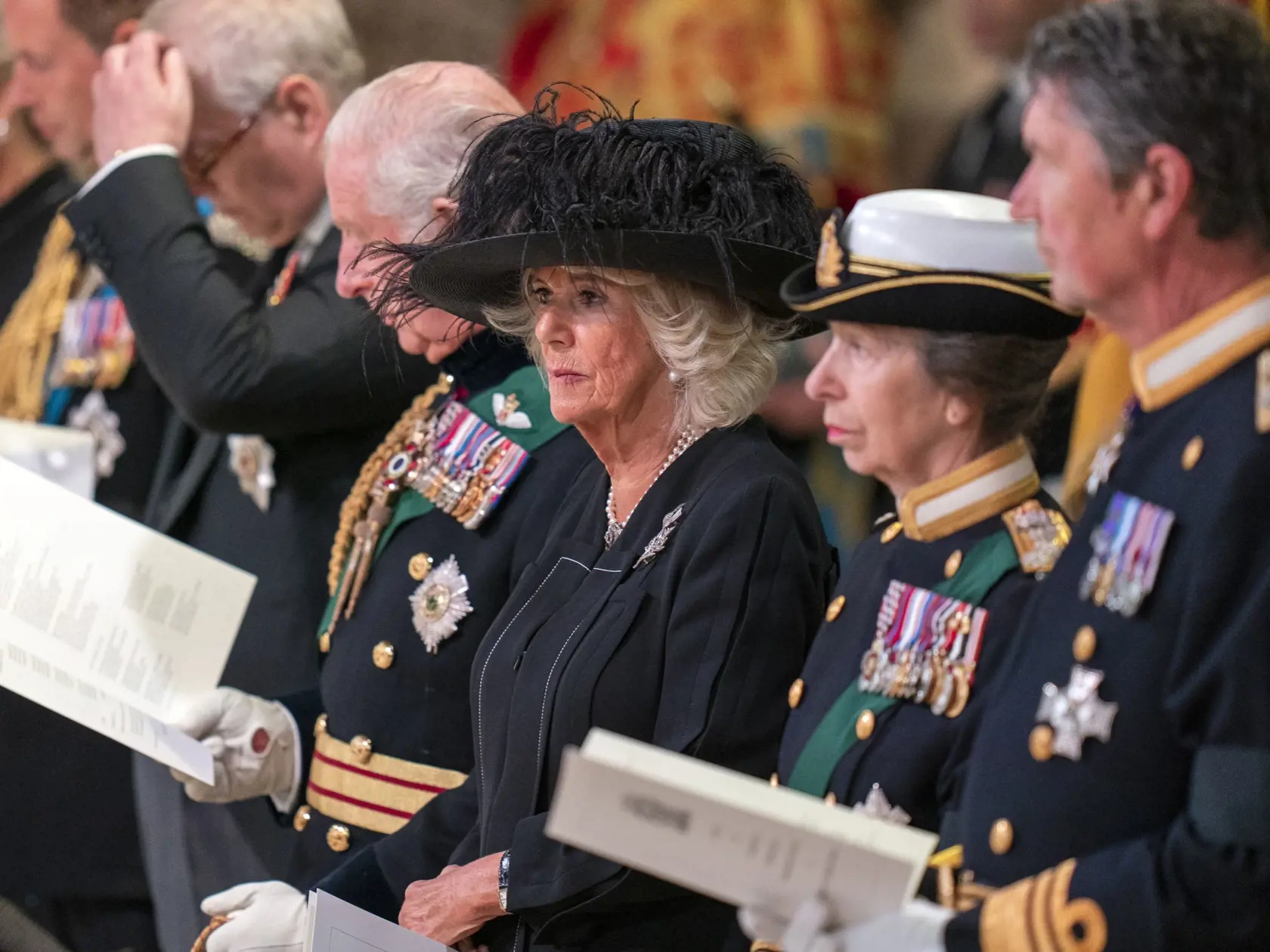 WA 65 Edinburgh - Britská kráľovná manželka Kamila (uprostred) sa účastní na bohoslužbe pripomínajúcej život zosnulej britskej kráľovnej Alžbety II. v Katedrále svätého Egídia v škótskom Edinburghu v pondelok 12. septembra 2022. Rakva so zosnulou kráľovnou bude v Edinburghu vystavená na 24 hodín so štátnymi poctami. V utorok ju majú previezť do Londýna. Alžbeta II. zomrela vo štvrtok 8. septembra vo veku 96 rokov. Vládla od roku 1952. Pohreb sa uskutoční 19. septembra vo Westminsterskom opátstve