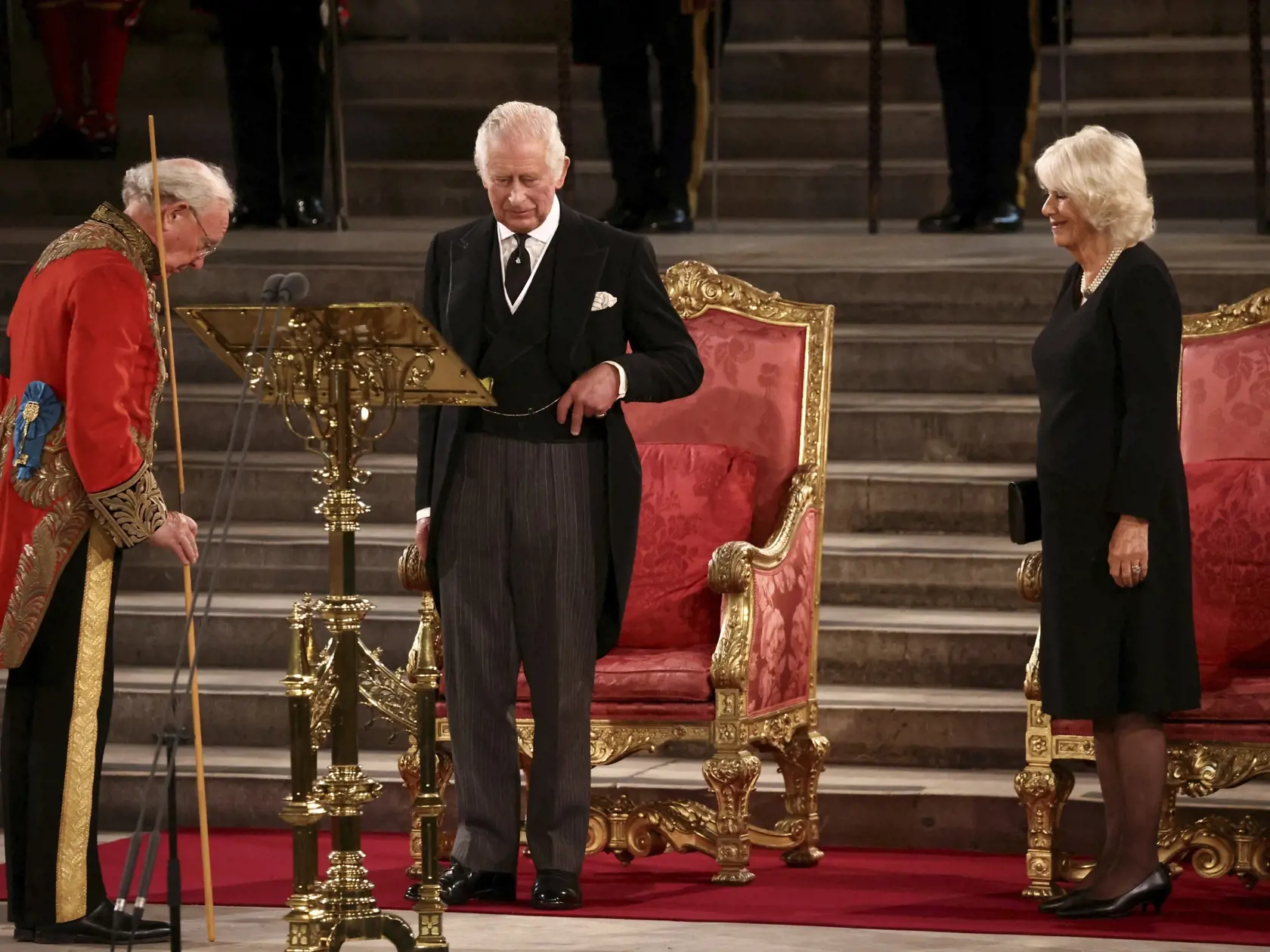 JB 32 Londýn - Britský kráľ Karol III. (uprostred) a Camilla, kráľovná manželka stoja v parlamente v priestoroch historickej Westminsterskej sály v Londýne 12. septembra 2022. Nový britský kráľ Karol III. predniesol v pondelok svoj prvý prejav v parlamente v Londýne, kde si najprv vypočul kondolencie od prítomných členov oboch komôr zákonodarného zboru. Informuje o tom TASR podľa správ televízie BBC a agentúr AFP a AP. V prejave sa v súvislosti so svojou zosnulou matkou Alžbetou II. odvolal na h