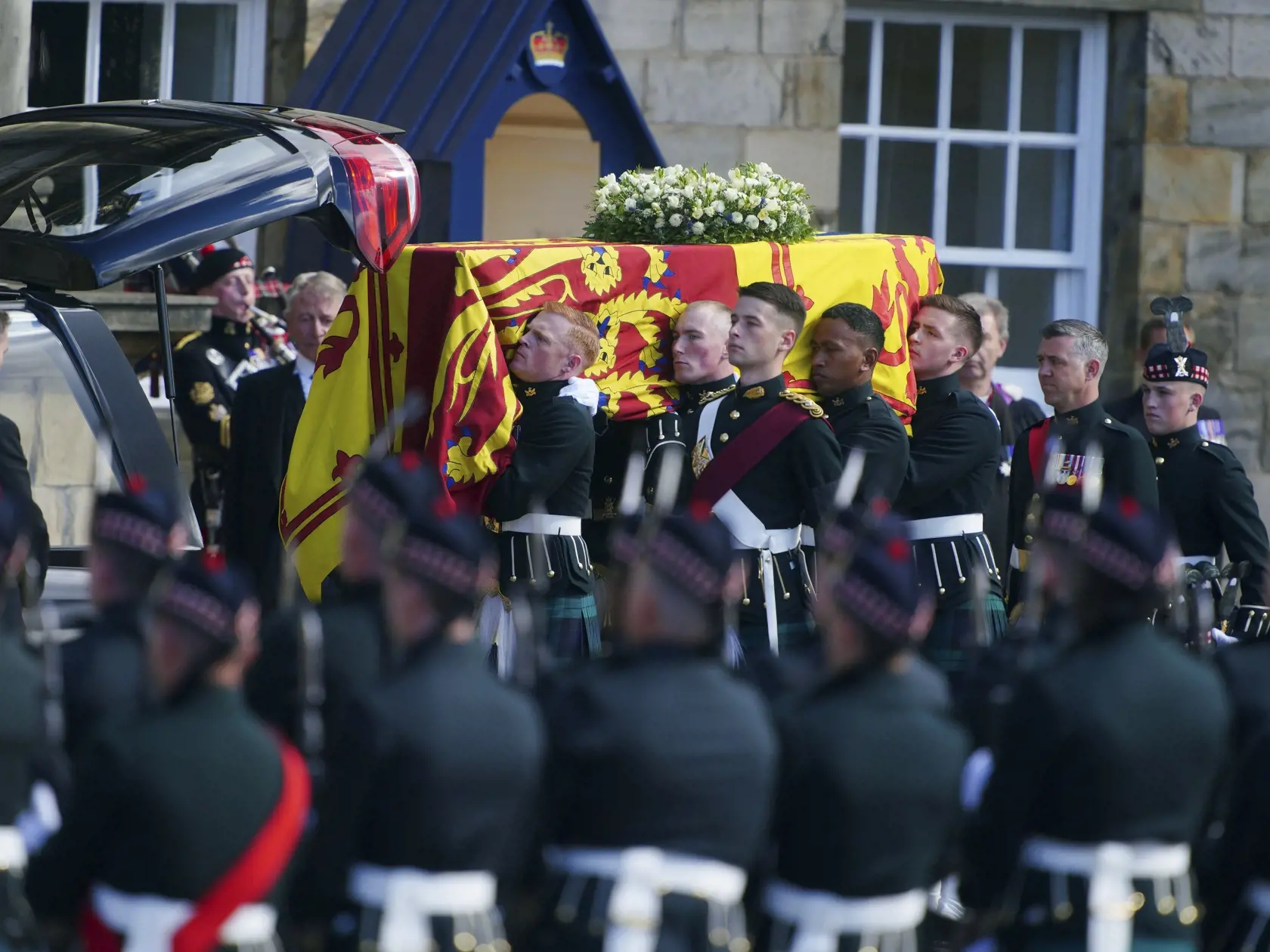 WA 16 Edinburgh - Príslušníci kráľovskej stráže prenášajú do pohrebného auta rakvu s pozostatkami  britskej kráľovnej Alžbety II. počas smútočného sprievodu, ktorý smeroval od zámku Holyrood do Katedrály svätého Egídia v škótskom Edinburghu v pondelok 12. septembra 2022. Rakva so zosnulou kráľovnou bude v Edinburghu vystavená na 24 hodín so štátnymi poctami. V utorok ju majú previezť do Londýna. Alžbeta II. zomrela vo štvrtok 8. septembra vo veku 96 rokov. Vládla od roku 1952. Pohreb sa uskutočn