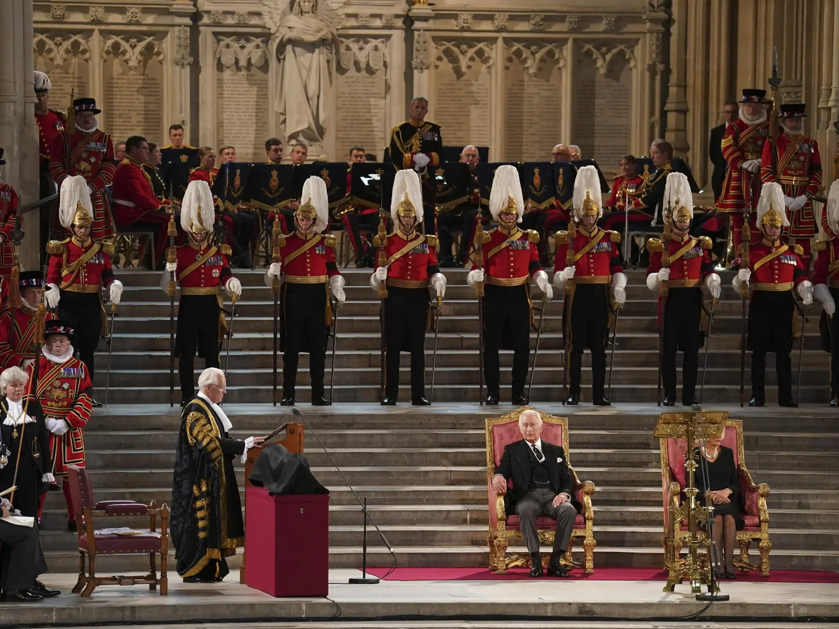 JB 33 Londýn - Britský kráľ Karol III. (druhý sprava) a Camilla (vpravo), kráľovná manželka sedia v parlamente v priestoroch historickej Westminsterskej sály v Londýne 12. septembra 2022. Nový britský kráľ Karol III. predniesol v pondelok svoj prvý prejav v parlamente v Londýne, kde si najprv vypočul kondolencie od prítomných členov oboch komôr zákonodarného zboru. Informuje o tom TASR podľa správ televízie BBC a agentúr AFP a AP. V prejave sa v súvislosti so svojou zosnulou matkou Alžbetou II. 