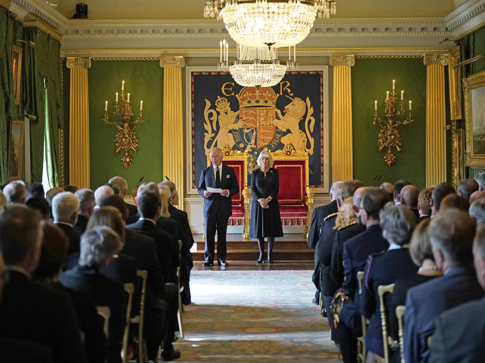 JB 17 Belfast - Britský kráľ Karol III. (uprostred vľavo) s Camillou, kráľovnou manželkou rozpráva po prevzatí kondolenčného odkazu od predsedu Národného zhromaždenia Severného Írska Alexa Maskeya počas ich stretnutia na zámku Hillsborough v severoírskom Belfaste 13. septembra 2022. Nového britského panovníka Karola III. v nedeľu oficiálne vyhlásili za kráľa v hlavným mestách jednotlivých častí Spojeného kráľovstva - v škótskom Edinburghu, severoírskom Belfaste i metropole Walesu Cardiff. Karol 