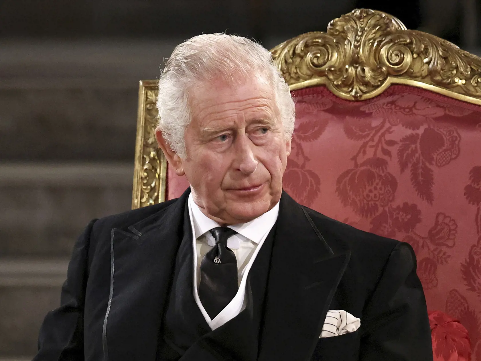 Nový kráľ aj spolu s kráľovnou sa presťahujú do Buckinghamského paláca.