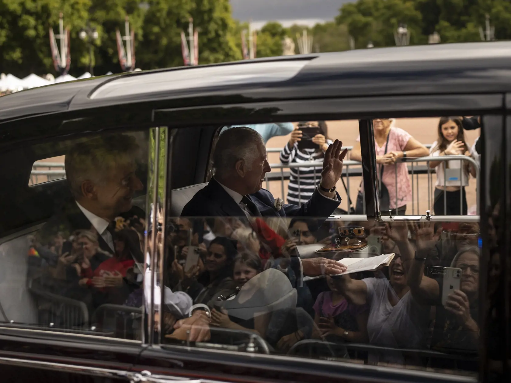 PK 50 Londýn - Na snímke britský kráľ Karol III. (druhý zľava) máva občanom, keď jeho konvoj vstupuje do Buckinghamského paláca v Londýne 10. septembra 2022. Karol III. sa v sobotu predpoludním počas zasadnutia rady pre nástupníctvo trónu v Paláci svätého Jakuba stal novým britským kráľom. FOTO TASR/AP

King Charles III greets supporters as he arrives to Buckingham Palace in London, Saturday, Sept. 10, 2022. Queen Elizabeth II, Britain's longest-reigning monarch and a rock of stability across mu