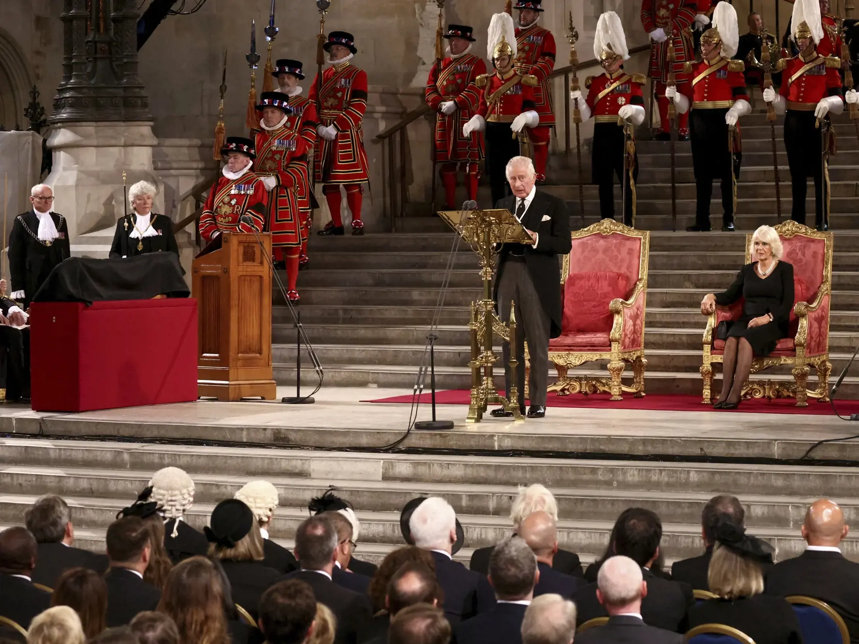 JB 27 Londýn - Britský kráľ Karol III. počas jeho prejavu v parlamente v priestoroch historickej Westminsterskej sály v Londýne 12. septembra 2022. Nový britský kráľ Karol III. predniesol v pondelok svoj prvý prejav v parlamente v Londýne, kde si najprv vypočul kondolencie od prítomných členov oboch komôr zákonodarného zboru. Informuje o tom TASR podľa správ televízie BBC a agentúr AFP a AP. V prejave sa v súvislosti so svojou zosnulou matkou Alžbetou II. odvolal na historickú hru Henrich VIII. 