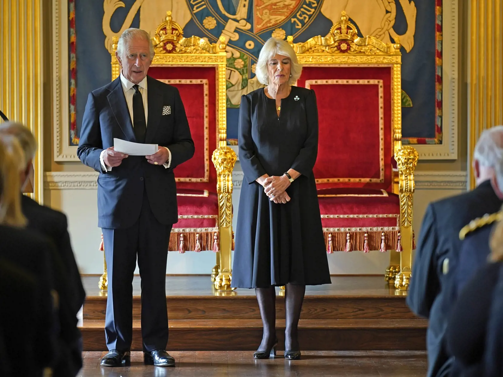 JB 16 Belfast - Britský kráľ Karol III. (vľavo) s Camillou, kráľovnou manželkou rozpráva po prevzatí kondolenčného odkazu od predsedu Národného zhromaždenia Severného Írska Alexa Maskeya počas ich stretnutia na zámku Hillsborough v severoírskom Belfaste 13. septembra 2022. Nového britského panovníka Karola III. v nedeľu oficiálne vyhlásili za kráľa v hlavným mestách jednotlivých častí Spojeného kráľovstva - v škótskom Edinburghu, severoírskom Belfaste i metropole Walesu Cardiff. Karol III. nastu