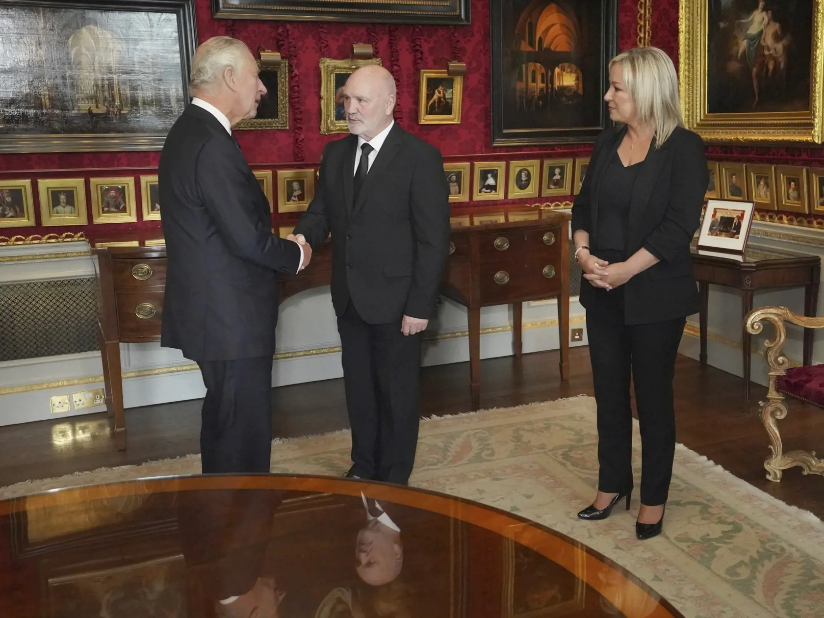 JB 14 Belfast - Britský kráľ Karol III. (vľavo) si podáva ruku s predsedom Národného zhromaždenia Severného Írska Alexom Maskeyom (uprostred) a s podpredsedníčkou strany Sinn Fein Michelle O'Neilovou (vpravo) počas ich stretnutia na zámku Hillsborough v severoírskom Belfaste 13. septembra 2022. Nového britského panovníka Karola III. v nedeľu oficiálne vyhlásili za kráľa v hlavným mestách jednotlivých častí Spojeného kráľovstva - v škótskom Edinburghu, severoírskom Belfaste i metropole Walesu Car
