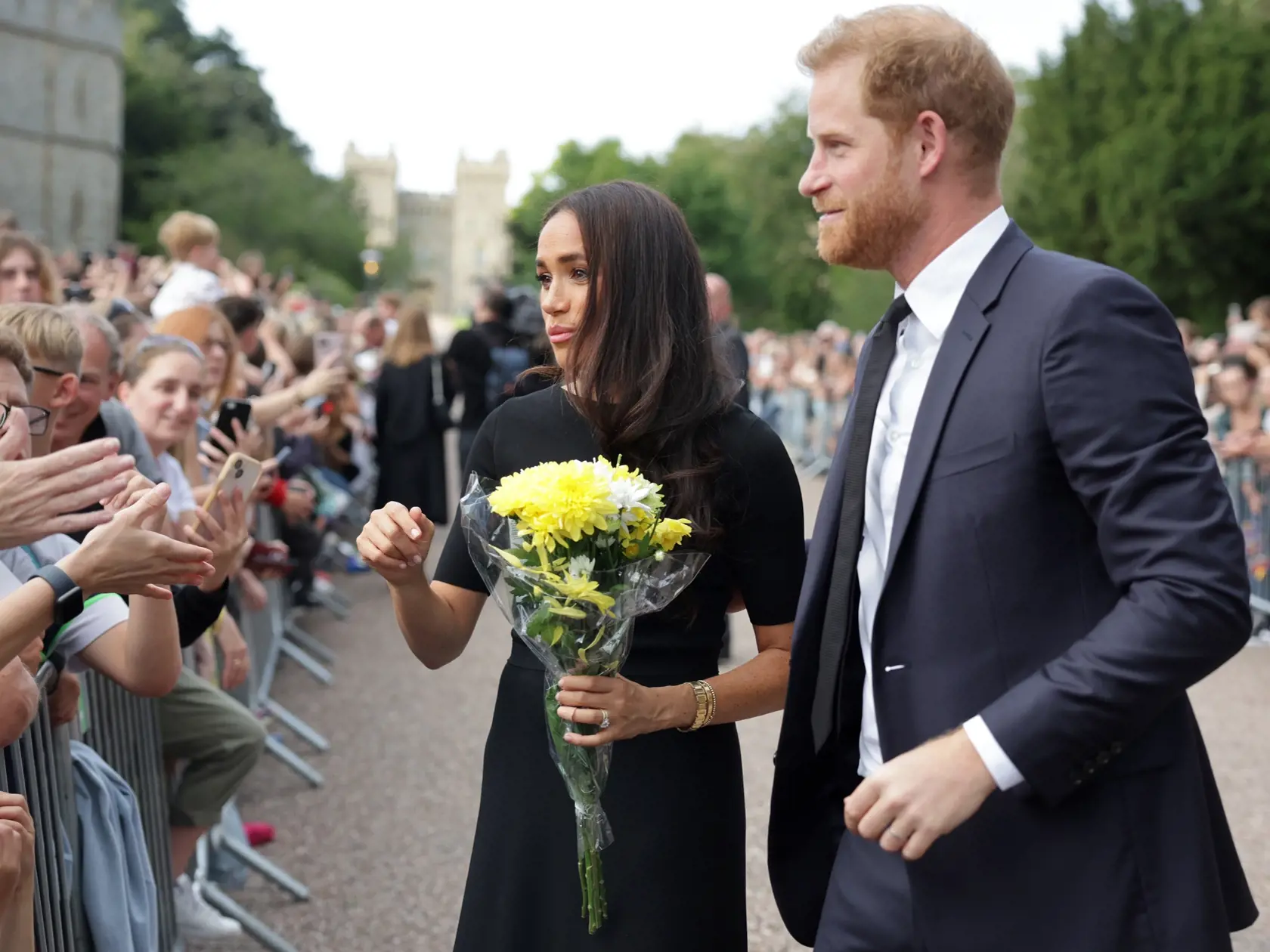 Princ Harry a vojvodkyňa Meghan pred hradom Windsor.