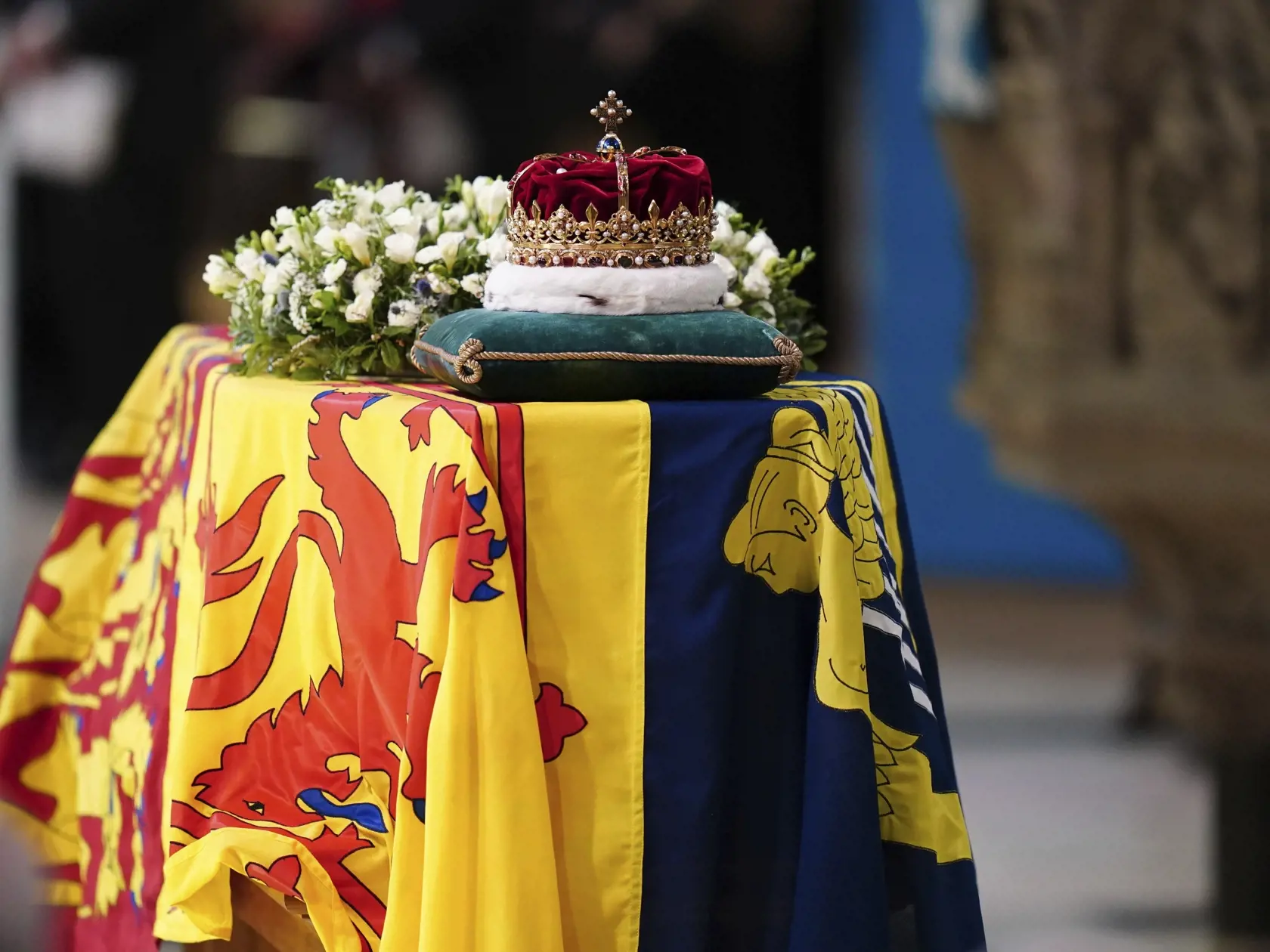 WA 19 Edinburgh - Škótska koruna na rakve s pozostatkami britskej kráľovnej Alžbety II. počas bohoslužby pripomínajúcej život zosnulej kráľovnej v Katedrále svätého Egídia v škótskom Edinburghu v pondelok 12. septembra 2022. Rakva so zosnulou kráľovnou bude v Edinburghu vystavená na 24 hodín so štátnymi poctami. V utorok ju majú previezť do Londýna. Alžbeta II. zomrela vo štvrtok 8. septembra vo veku 96 rokov. Vládla od roku 1952. Pohreb sa uskutoční 19. septembra vo Westminsterskom opátstve v L
