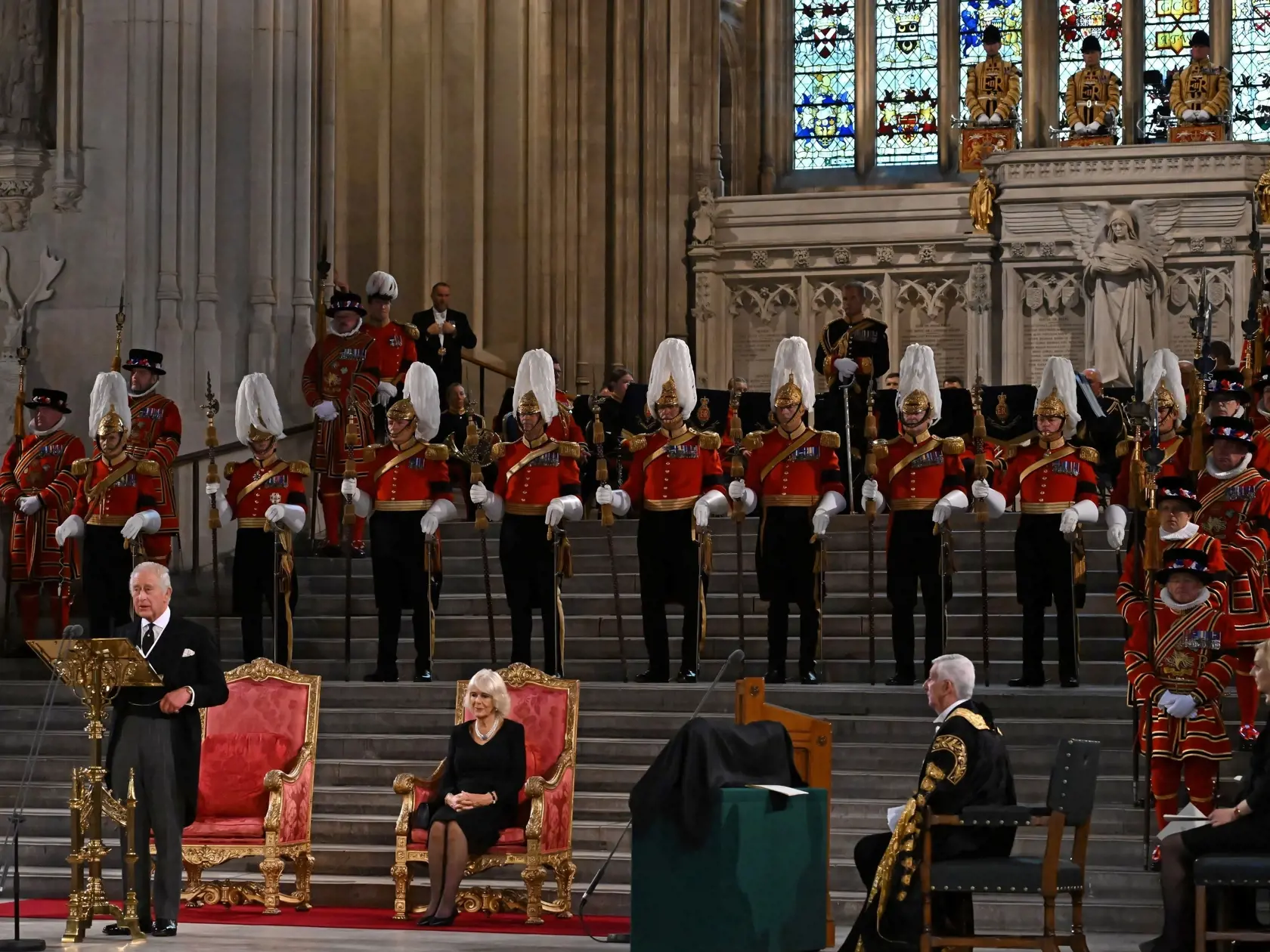 JB 29 Londýn - Britský kráľ Karol III. počas jeho prejavu v parlamente v priestoroch historickej Westminsterskej sály v Londýne 12. septembra 2022. Nový britský kráľ Karol III. predniesol v pondelok svoj prvý prejav v parlamente v Londýne, kde si najprv vypočul kondolencie od prítomných členov oboch komôr zákonodarného zboru. Informuje o tom TASR podľa správ televízie BBC a agentúr AFP a AP. V prejave sa v súvislosti so svojou zosnulou matkou Alžbetou II. odvolal na historickú hru Henrich VIII. 