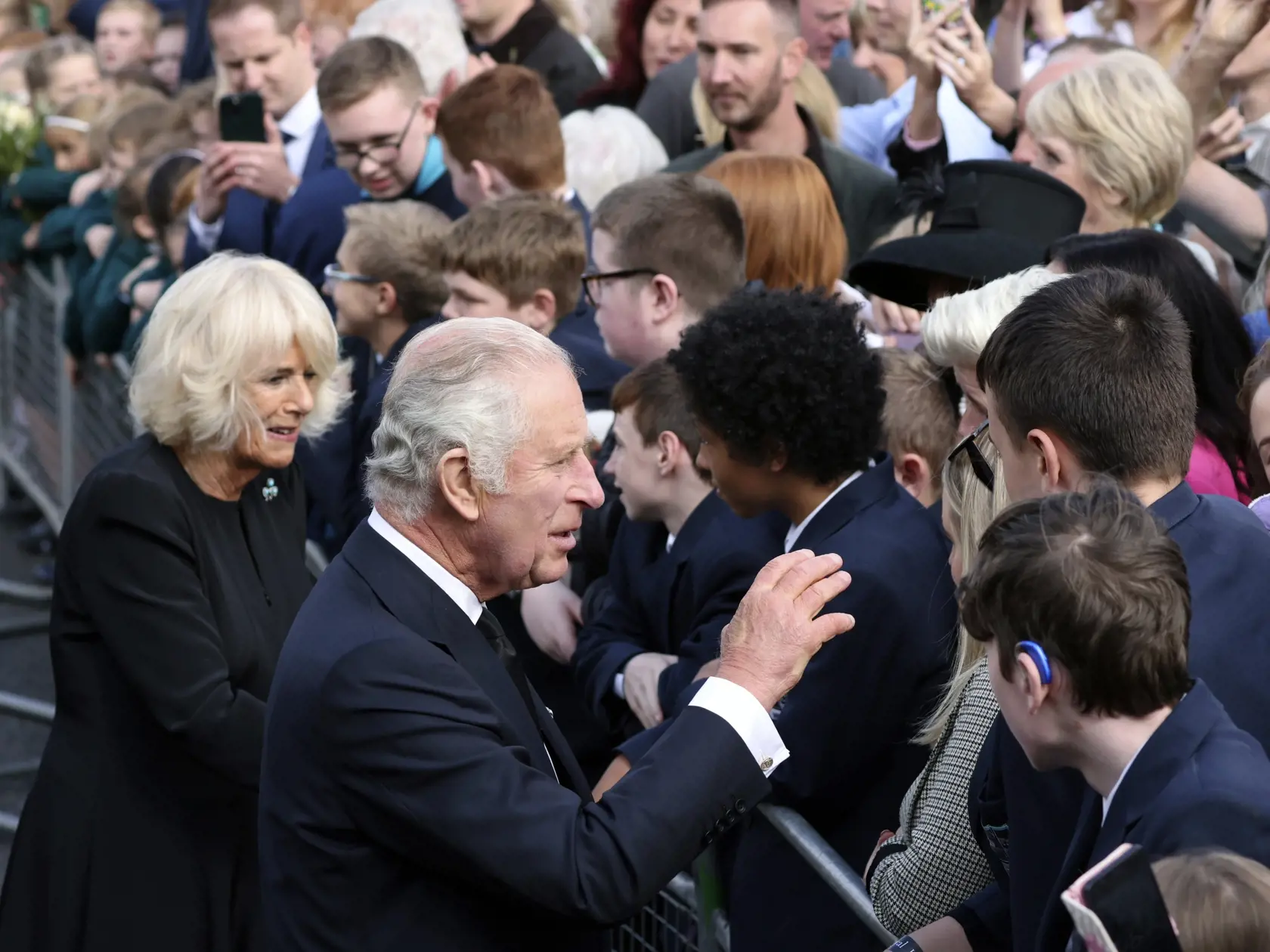 JB 4 Belfast - Britský kráľ Karol III. (vpravo) a Camilla, kráľovná manželka (vľavo) sa zdravia s ľuďmi pred zámkom Hillsborough počas ich návštevy v severoírskom Belfaste 13. septembra 2022. Nového britského panovníka Karola III. v nedeľu oficiálne vyhlásili za kráľa v hlavným mestách jednotlivých častí Spojeného kráľovstva - v škótskom Edinburghu, severoírskom Belfaste i metropole Walesu Cardiff. Karol III. nastupuje na trón po svojej matke Alžbete II., ktorá vládla viac než 70 rokov. Táto pan