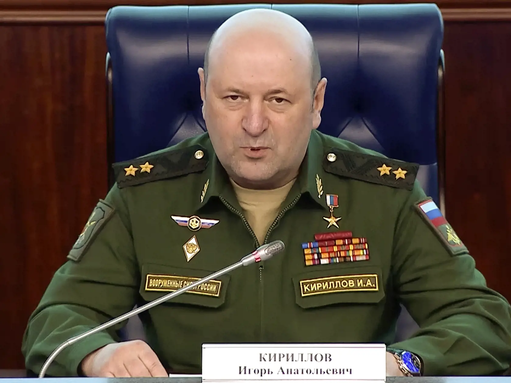 Na archívnej snímke z videa z 28. februára 2023 zverejnenej ruským ministerstvom obrany veliteľ jednotiek radiačnej, chemickej a biologickej a ochrany ruských ozbrojených síl generálporučík Igor Kirillov rozpráva počas brífingu v Moskve.