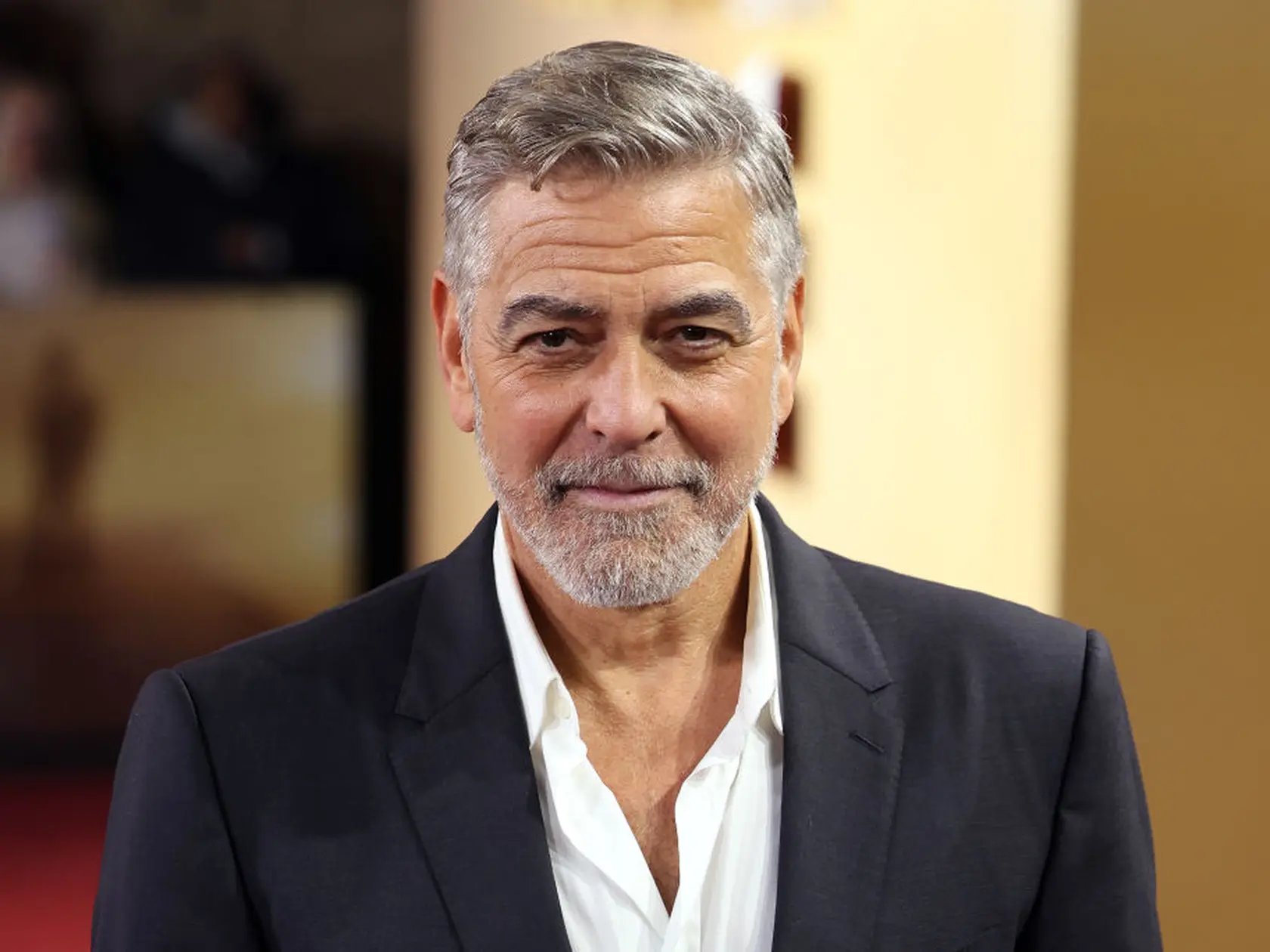George Clooney: Roky boli jeho poznávacím znamením strieborné vlasy aj brada. 