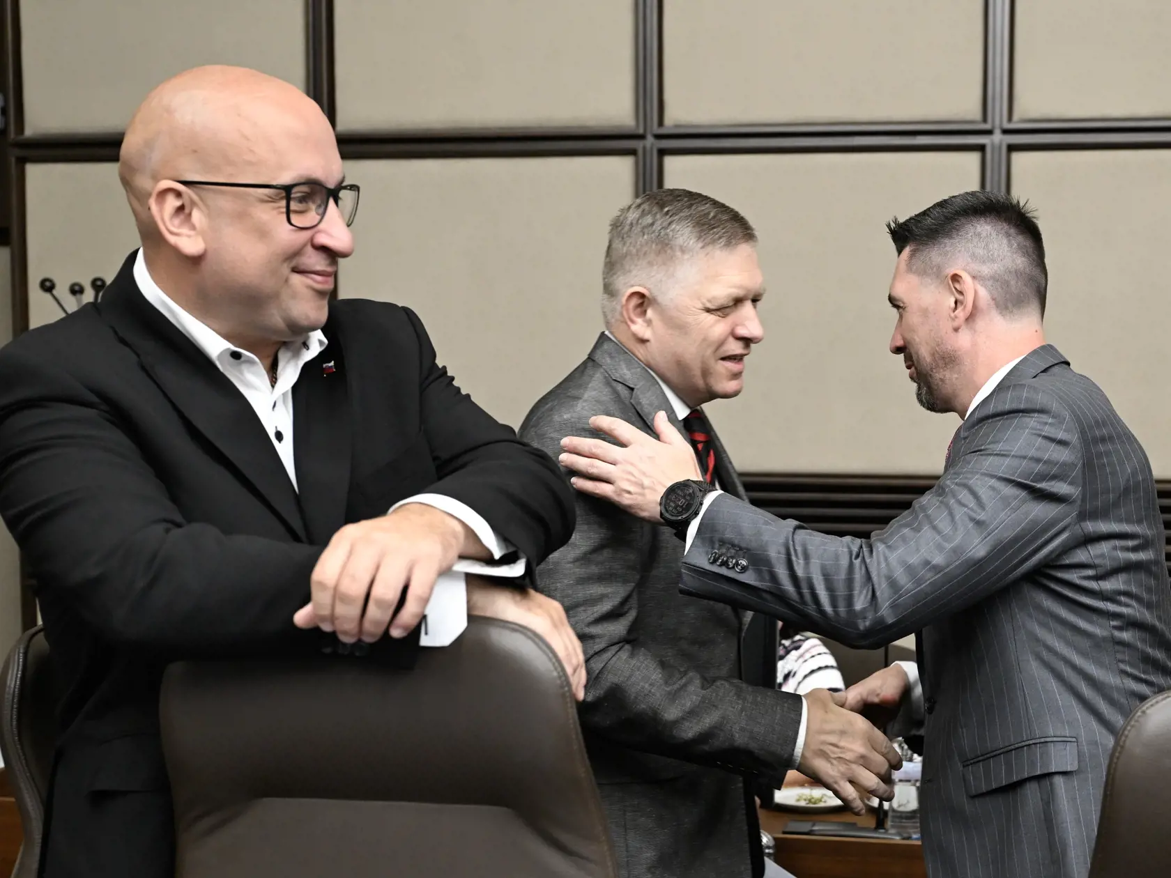 Na snímke uprostred predseda vlády SR Robert Fico (Smer-SD), vpravo minister pôdohospodárstva a rozvoja vidieka SR Richard Takáč (Smer-SD) a vľavo minister dopravy SR Jozef Ráž (nominant Smer-SD) na 43. rokovaní vlády SR 10. júla 2024 v Bratislave. FOTO TASR - Pavel Neubauer