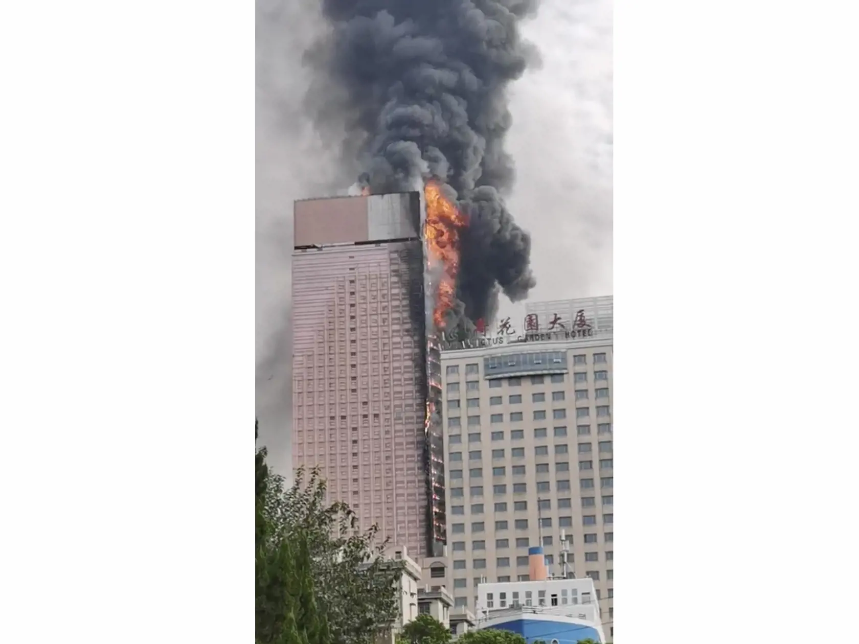 KK44 Čchang-ša - Na videosnímke mrakodrap najväčšieho telekomunikačného operátora China Telecom horí 16. septembra 2022 v čínskom meste Čchang-ša. FOTO TASR/AP
In this image taken from video, massive fire and plumes of smoke rise from a skyscraper Friday, Sept. 16, 2022, Changsha, Hunan province, China. The 42-storied building of more than 200-meter tall (656-foot) housed an office of state-owned telecommunications company China Telecom. No casualties were reported, officials said. (AP Photo)
