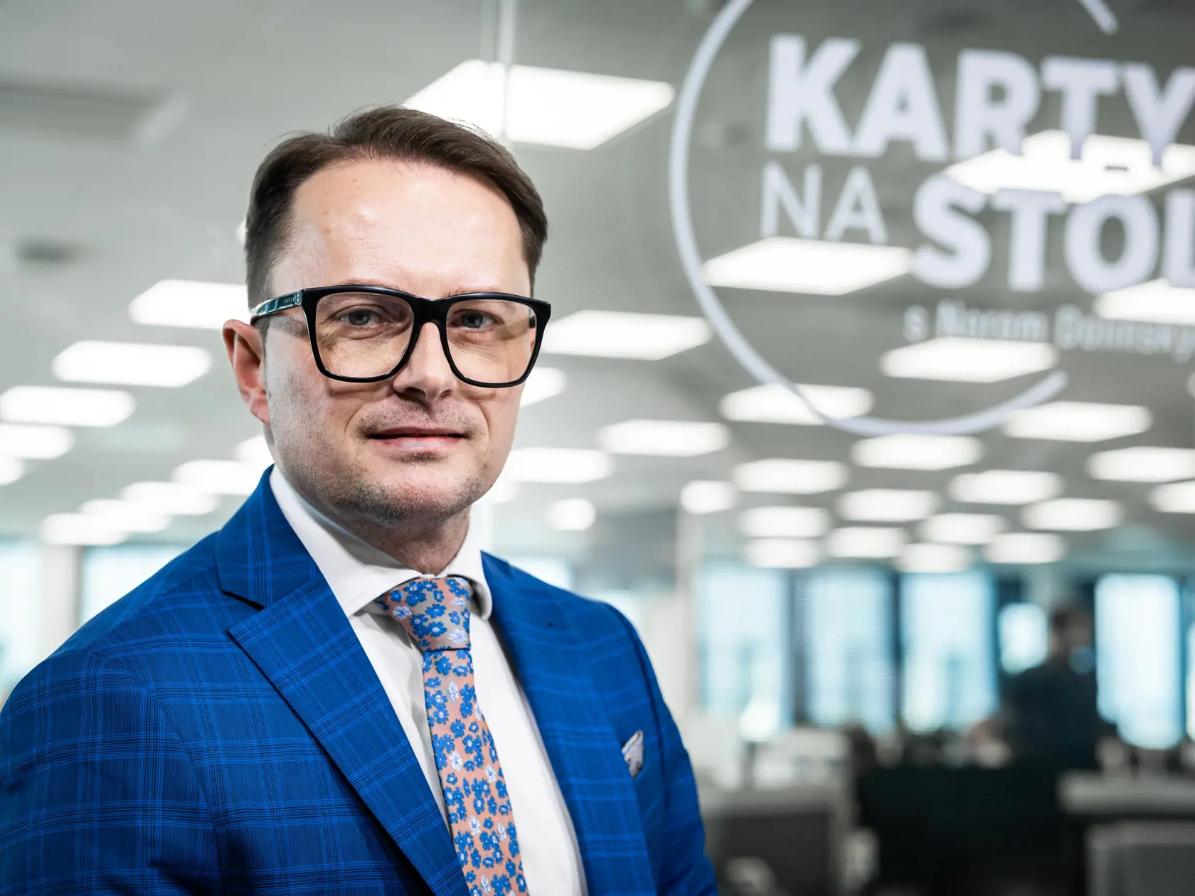 Diskusná relácia "Karty na stôl", ktorej hosťami boli Miroslav Řádek a Eduard Chmelár.