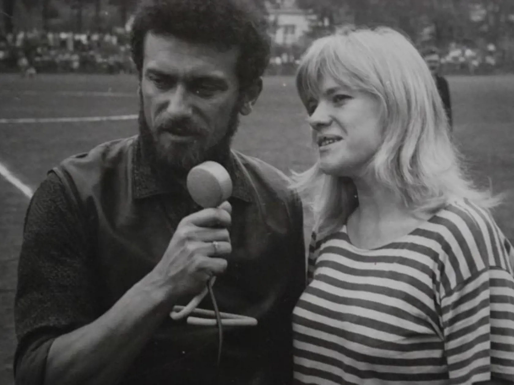 Waldemar Matuška patril medzi najväčšie spevácke hviezdy 60. a 70. rokov. Jeho obľúbenou kolegyňou a kamarátkou bola Eva Pilarová, ktorá si však s Olgou príliš nesadla.