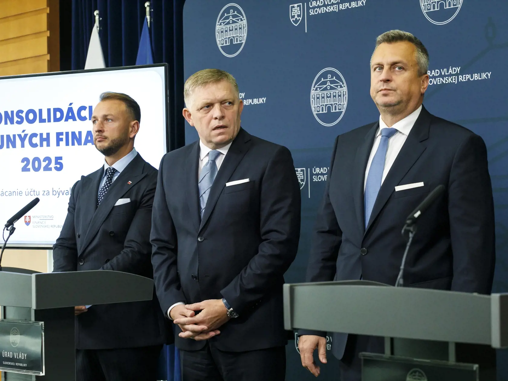Na snímke zľava minister vnútra SR Matúš Šutaj Eštok (Hlas-SD), predseda vlády SR Robert Fico (Smer-SD) a podpredseda NR SR Andrej Danko (SNS) počas tlačovej konferencie na tému Konsolidácia verejných financií - splácanie účtu za bývalú vládu.  V Bratislave, 17. septembra 2024. FOTO TASR - Dano Veselský