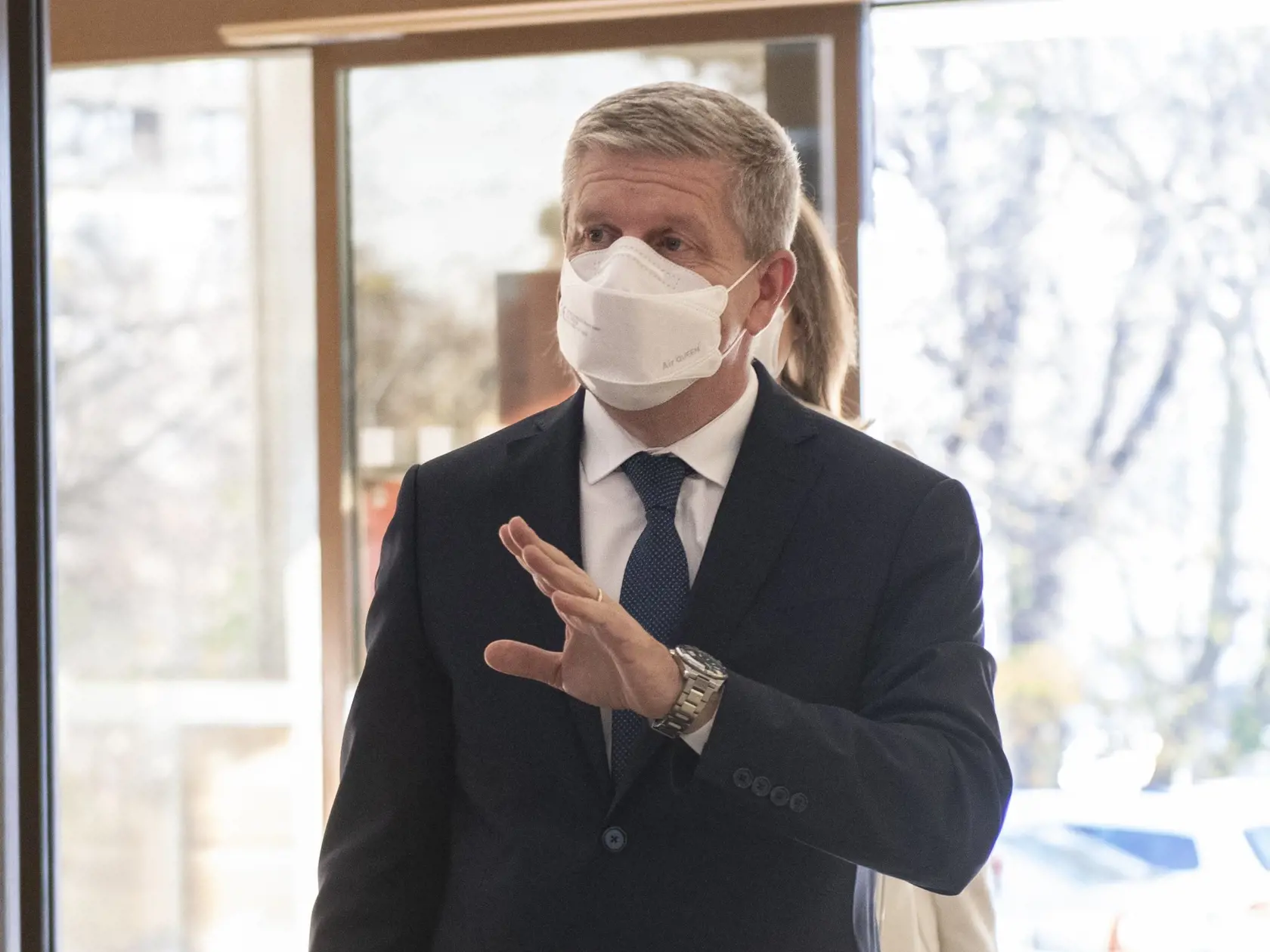 Minister Lengvarský prvýkrát vyhlásil triáž pacientov. Nemocnice sú preplnené, lekári musia v krízových situáciách rozhodovať, koho ešte napoja na pľúcnu ventiláciu.