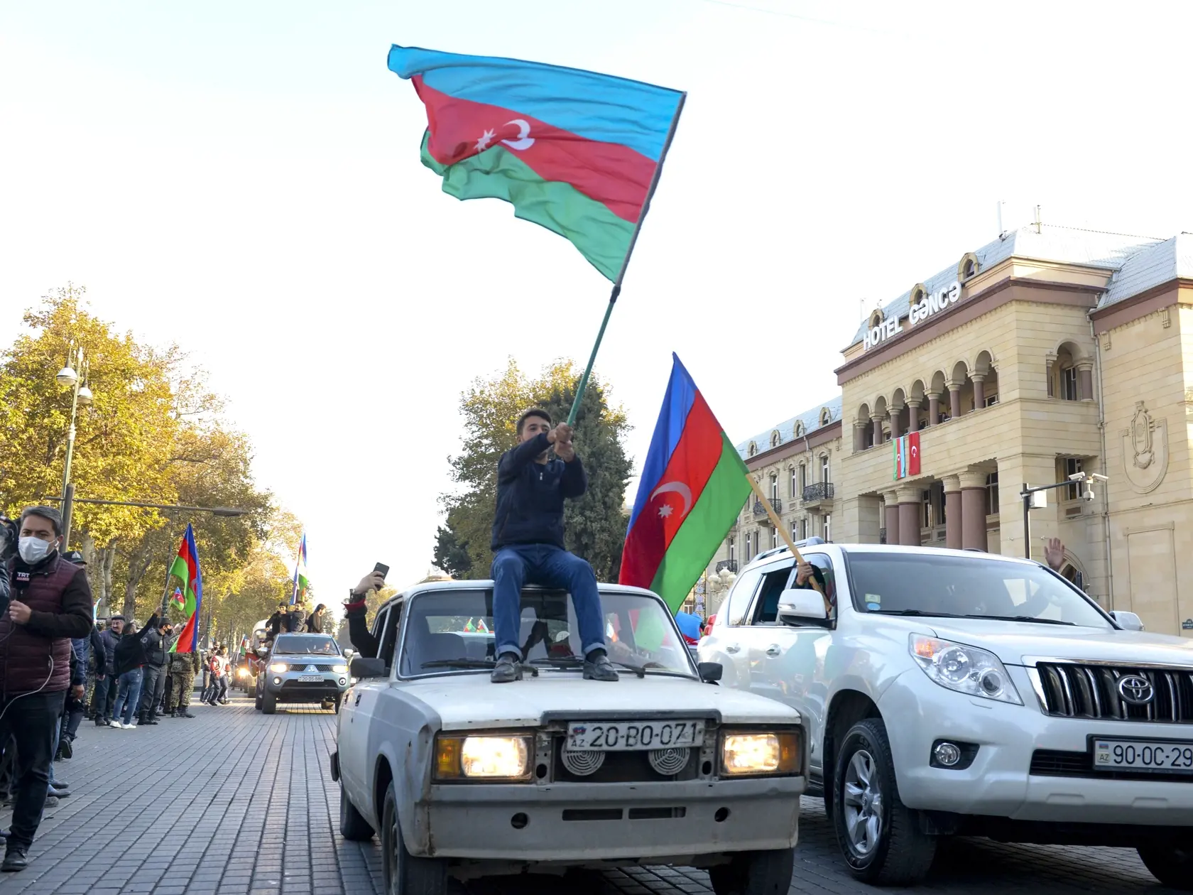 Azerbajdžanci s národnými vlajkami oslavujú v meste Gandža neďaleko hraníc s Arménskom 10. novembra 2020. Arménsky premiér Nikol Pašinjan vyhlásil, že podpísal "bolestivú" dohodu s Azerbajdžanom a Ruskom o ukončení vojny o sporný región Náhorný Karabach.  "Podpísal som vyhlásenie s prezidentmi Ruska a Azerbajdžanu o ukončení karabašskej vojny," uviedol Pašinjan na sociálnej sieti Facebook, pričom tento krok označil za "nevýslovne bolestivý pre mňa osobne i pre náš ľud".