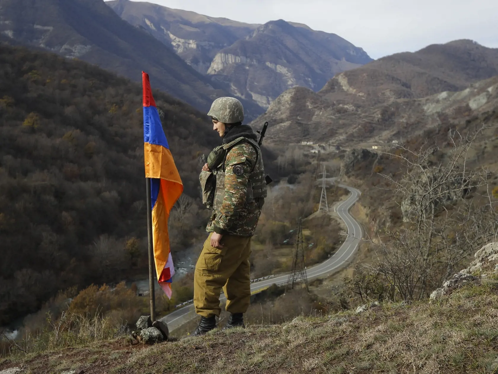 Etnický arménsky vojak stojí pri zástave Náhorného Karabachu na vrchu neďaleko kontrolného stanovišťa pri dedine Čarektar na hranici s azerbajdžanským okresom Kalbadžar, v samozvanom regióne Náhorný Karabach 25. novembra 2020. V spornej oblasti Náhorného Karabachu sa 7. septembra obnovili boje medzi Azerbajdžanom a Arménskom.