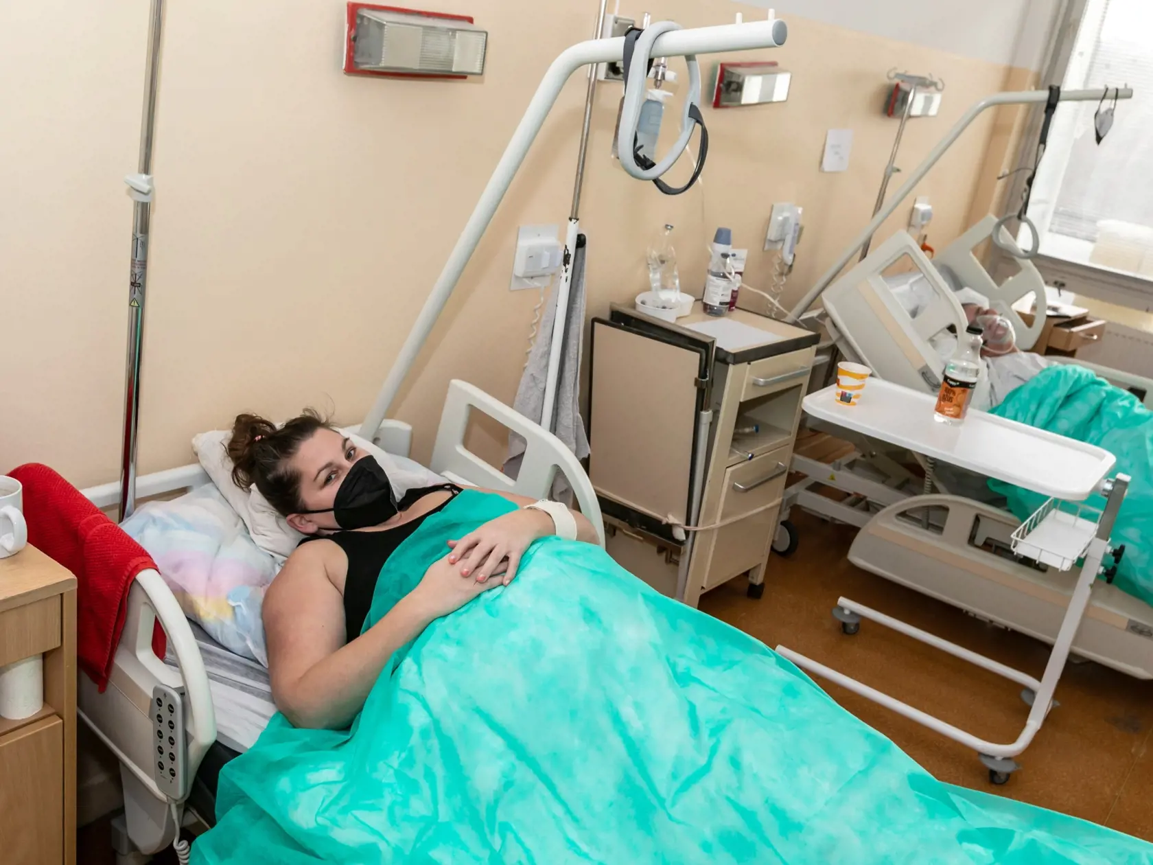 Na snímke je lôžkové oddelenie na Kramároch, kde sa liečia pacienti chorí na Covid-19. Stav v nemocniciach na Slovensku je ešte horší ako v druhej vlne, lôžka plnia najmä neočkovaní. Minister už vyhlásil triáž, v mnohých už lekári musia pacientov aj triediť.