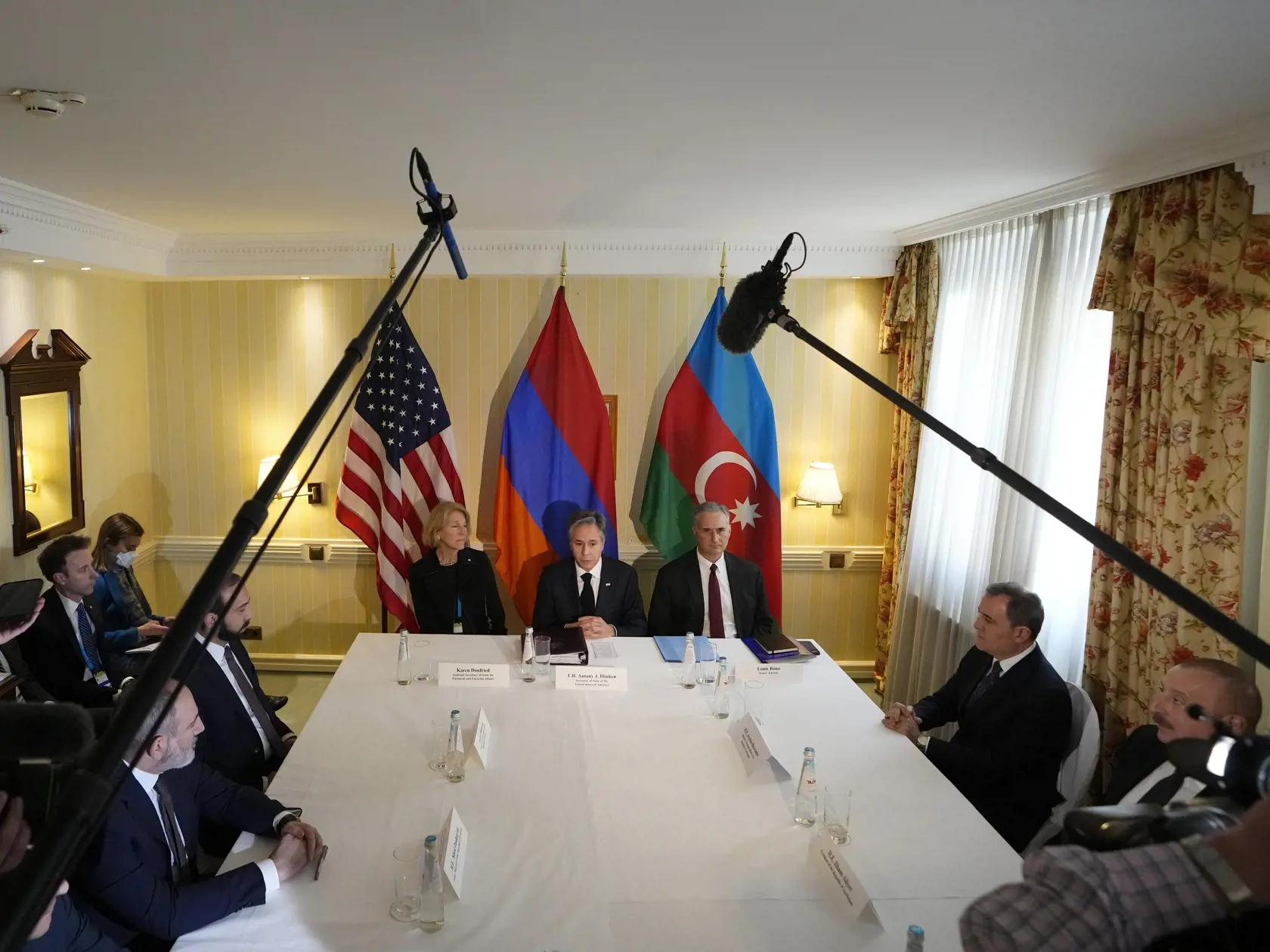 Na snímke americký minister zahraničných vecí Antony Blinken(uprostred), azerbajdžanský prezident Ilham Alijev (v popredí vpravo) a arménsky premiér Nikol Pašinjan (v popredí vľavo) počas druhého dňa 59. Mníchovskej bezpečnostnej konferencie v Mníchove 18. februára 2023.