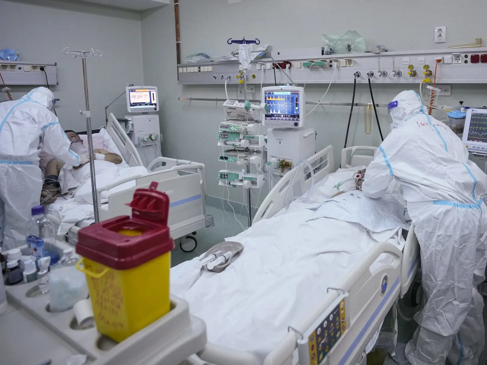 Nemocnice už naplnili svoju kapacitu, voľné lôžka pre nových pacientov sa hľadajú ťažko.