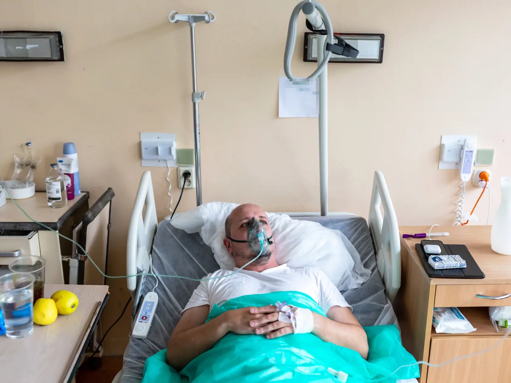 Na snímke je lôžkové oddelenie na Kramároch, kde sa liečia pacienti chorí na Covid-19. Stav v nemocniciach na Slovensku je ešte horší ako v druhej vlne, lôžka plnia najmä neočkovaní. Minister už vyhlásil triáž, v mnohých už lekári musia pacientov aj triediť.