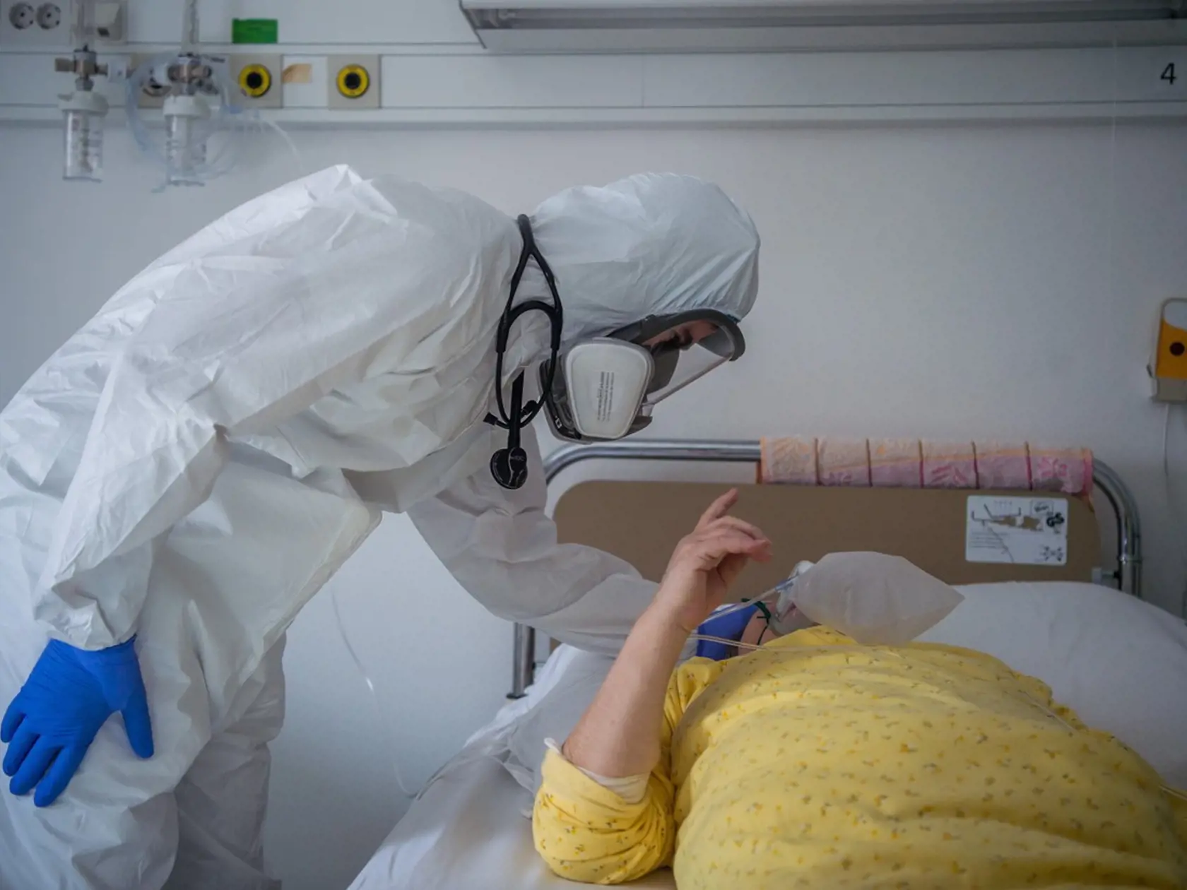 Nemocnice už naplnili svoju kapacitu, voľné lôžka pre nových pacientov sa hľadajú ťažko.