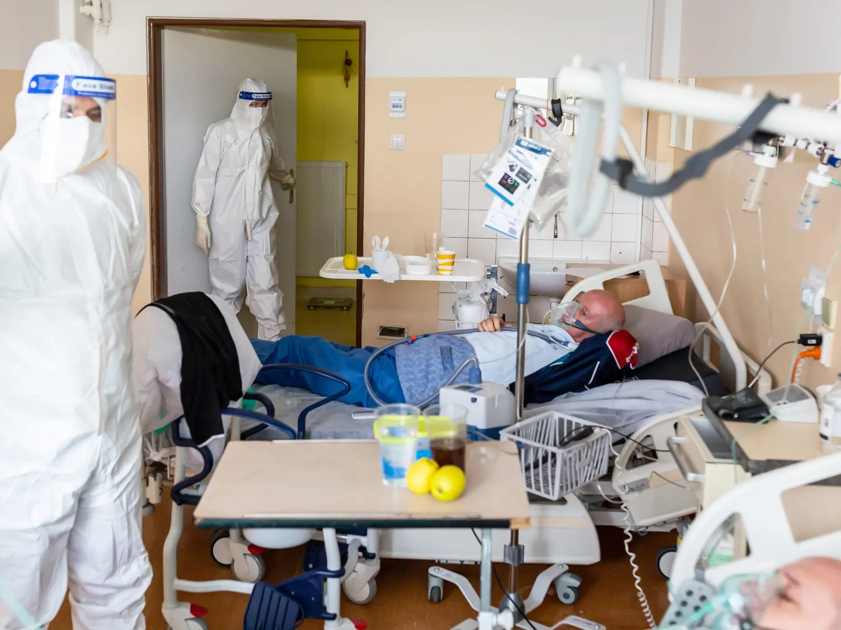 Na snímke je lôžkové oddelenie na Kramároch, kde sa liečia pacienti chorí na Covid-19. Stav v nemocniciach na Slovensku je ešte horší ako v druhej vlne, lôžka plnia najmä neočkovaní. Minister už vyhlásil triáž, v mnohých už lekári musia pacientov aj triediť.