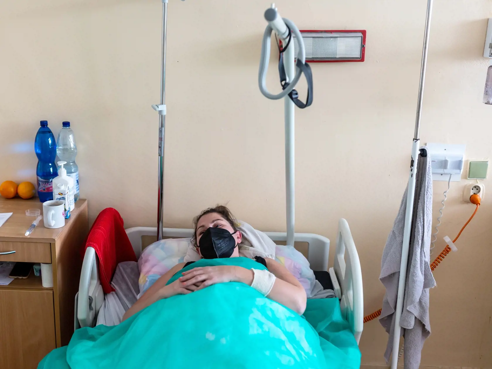 Na snímke je lôžkové oddelenie na Kramároch, kde sa liečia pacienti chorí na Covid-19. Stav v nemocniciach na Slovensku je ešte horší ako v druhej vlne, lôžka plnia najmä neočkovaní. Minister už vyhlásil triáž, v mnohých už lekári musia pacientov aj triediť.