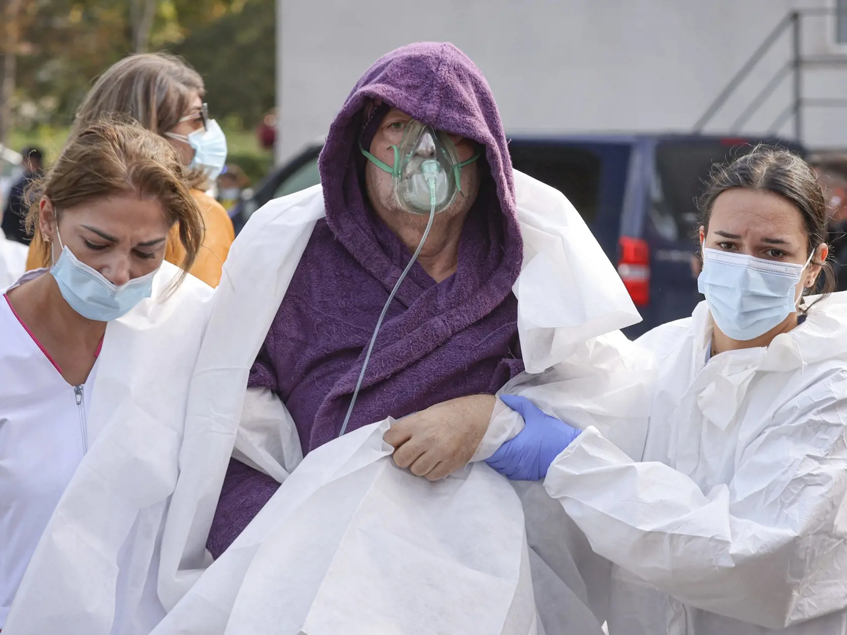 KNemocnice už naplnili svoju kapacitu, voľné lôžka pre nových pacientov sa hľadajú ťažko.